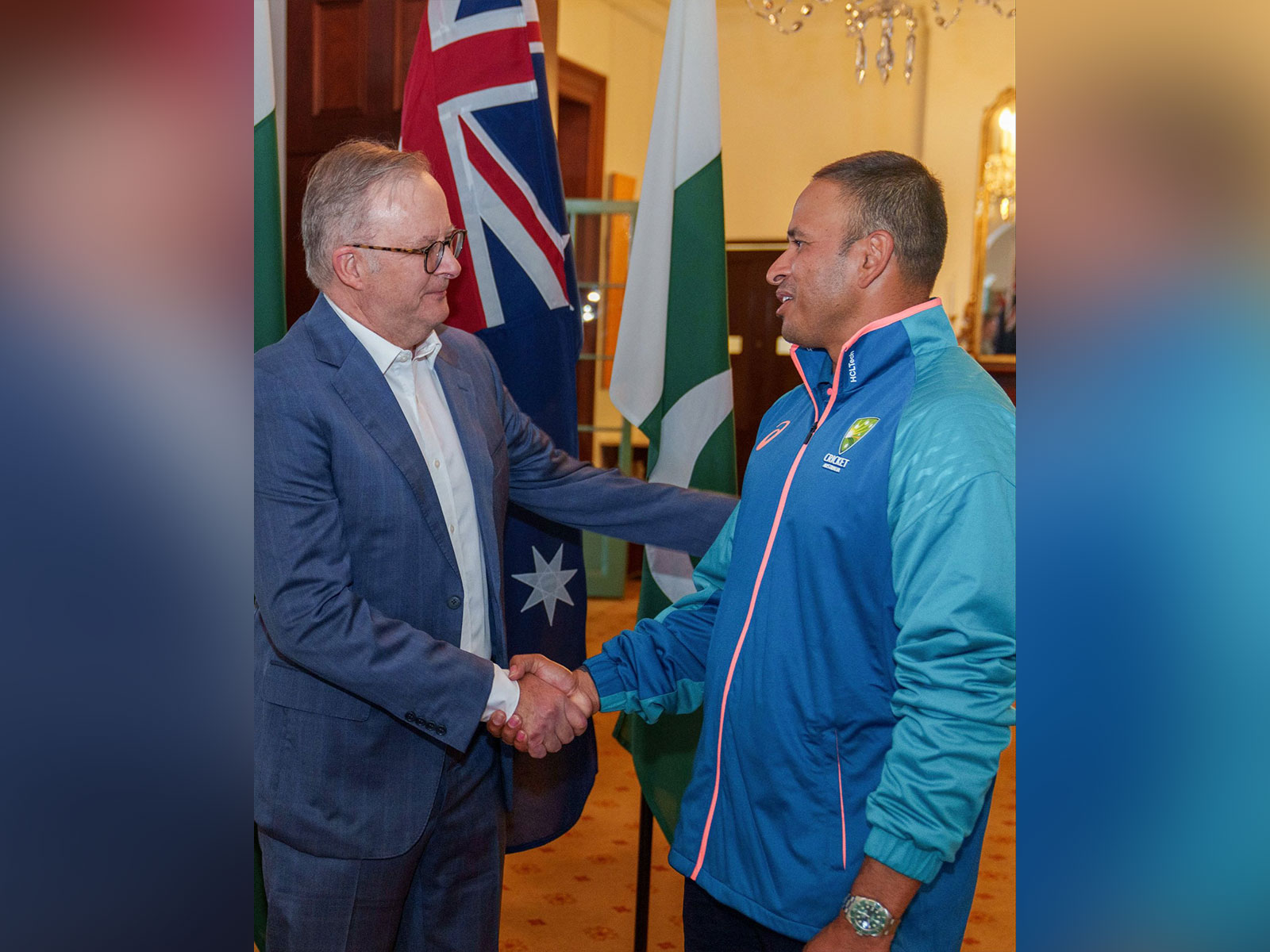 Anthony Albanese (L) and Usman Khawaja (R) (Photo: X/@AlboMP)