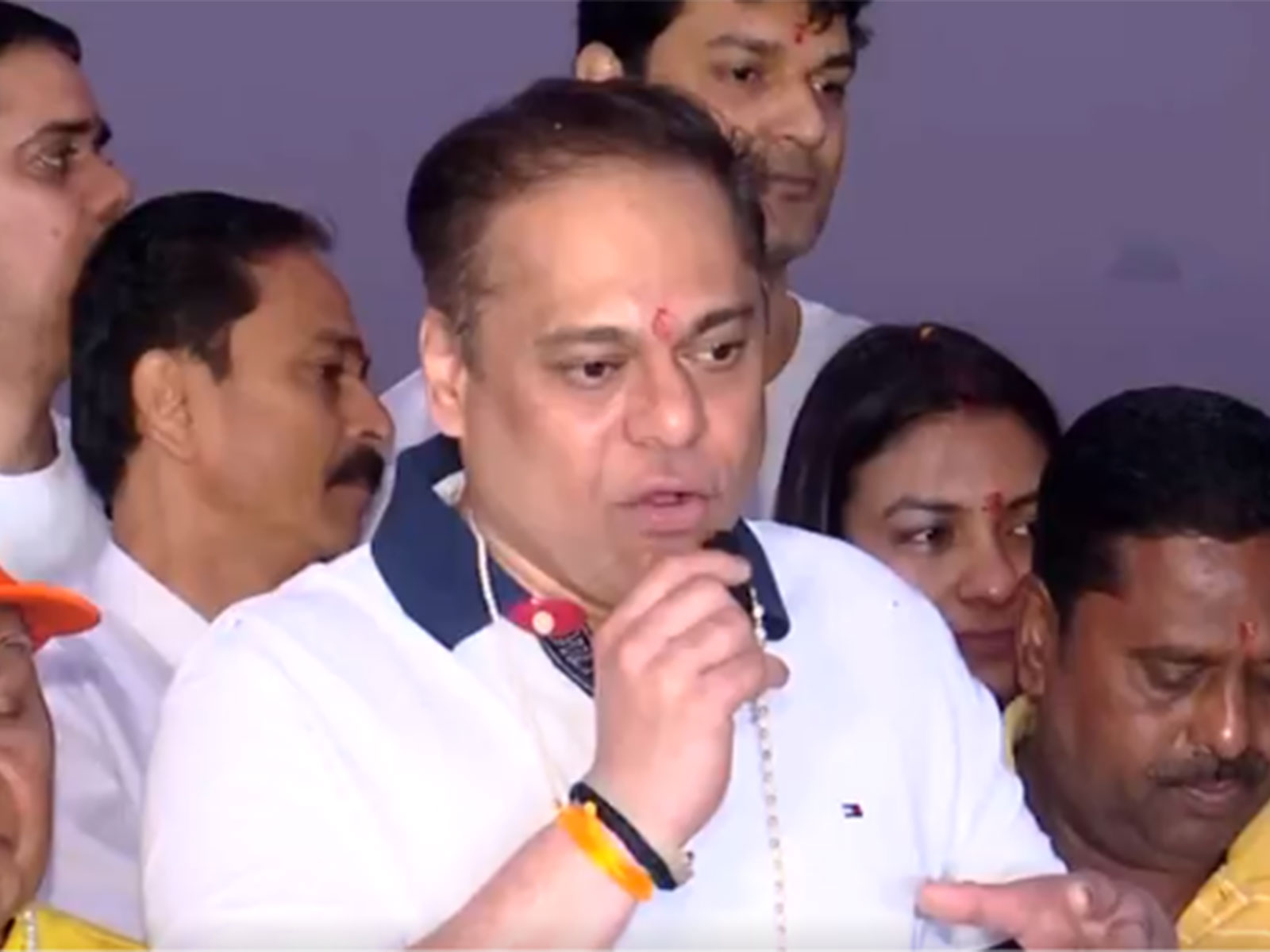 
    Mumbai BJP President campaigns at Juhu Beach ahead of BMC polls
    