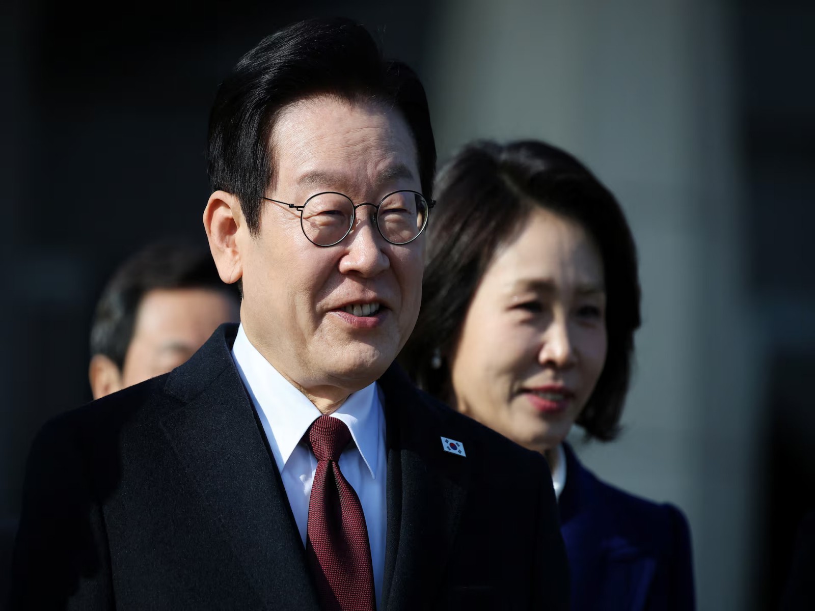 South Korean President Lee Jae-Myung and First Lady Kim Hye-kyung arrive at Seoul Air Base in Seongnam before departing for Beijing. (Photo/Reuters)