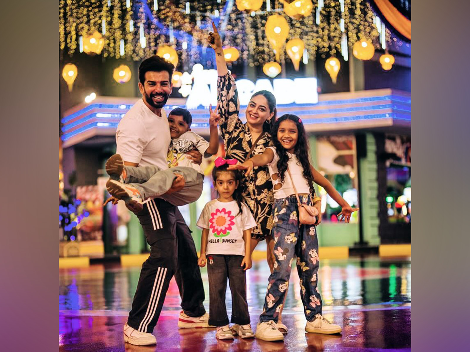 Jay and Mahhi with kids (Photo/instagram/ijaybhanushali)