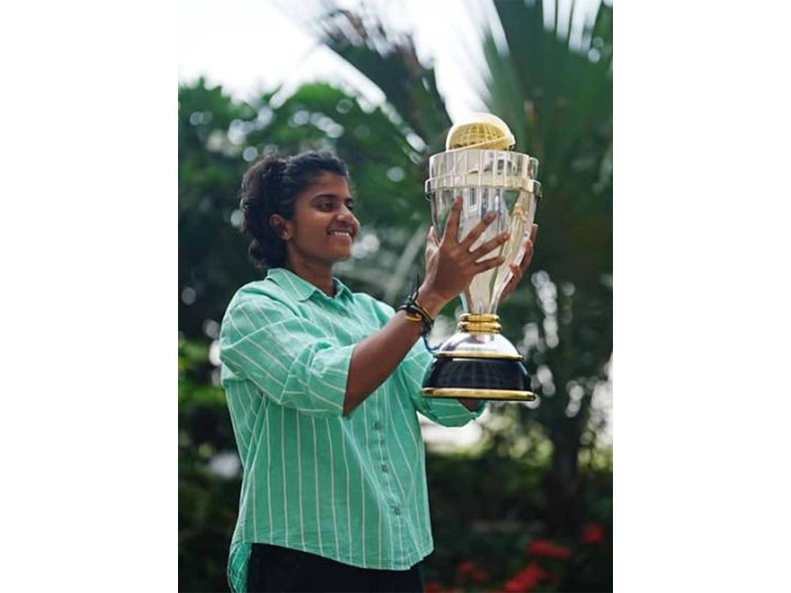 Shree Charani with Women's ODI World Cup trophy. (Photo/Instagram@Shreecharani)