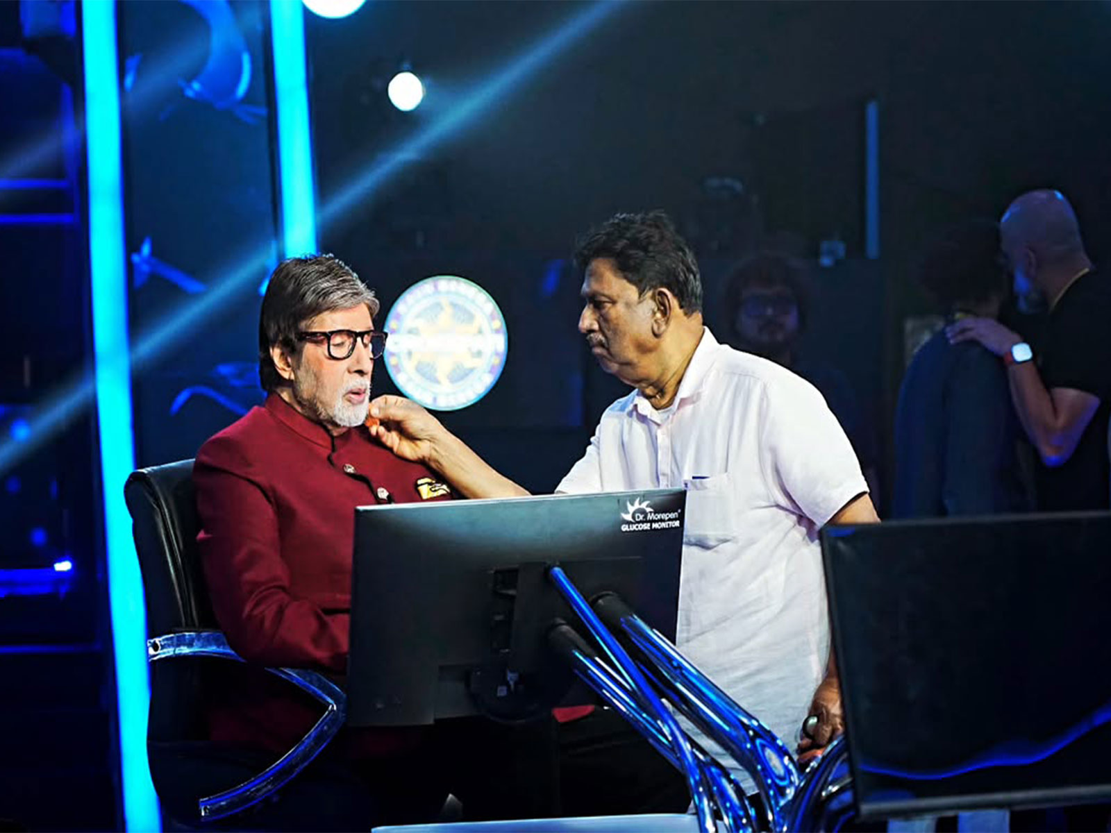 Amitabh Bachchan with his makeup artist (Photo/Instagram@deepaksawantofficial)