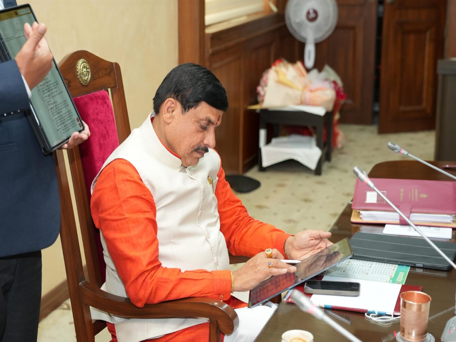 MP CM Mohan Yadav operating tablet at Cabinet meeting (Photo/X/@DrMohanYadav51)
