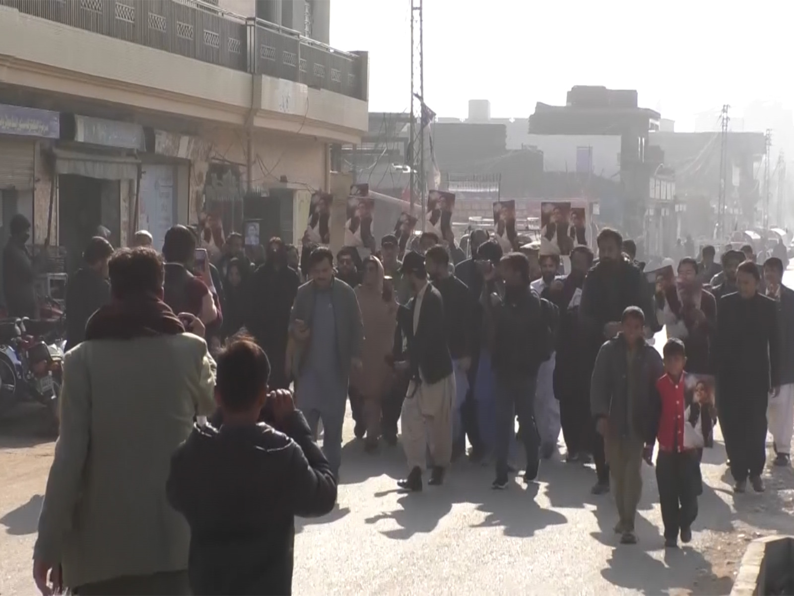Aleema Khanum, sister of jailed former Prime Minister of Pakistan and leader of Pakistan Tehreek-e-Insaf (PTI) party Imran Khan, along with supporters, take part in a protest on a road leading to Adiala jail in Rawalpindi, Pakistan, January 6 (Photo/Reuters)