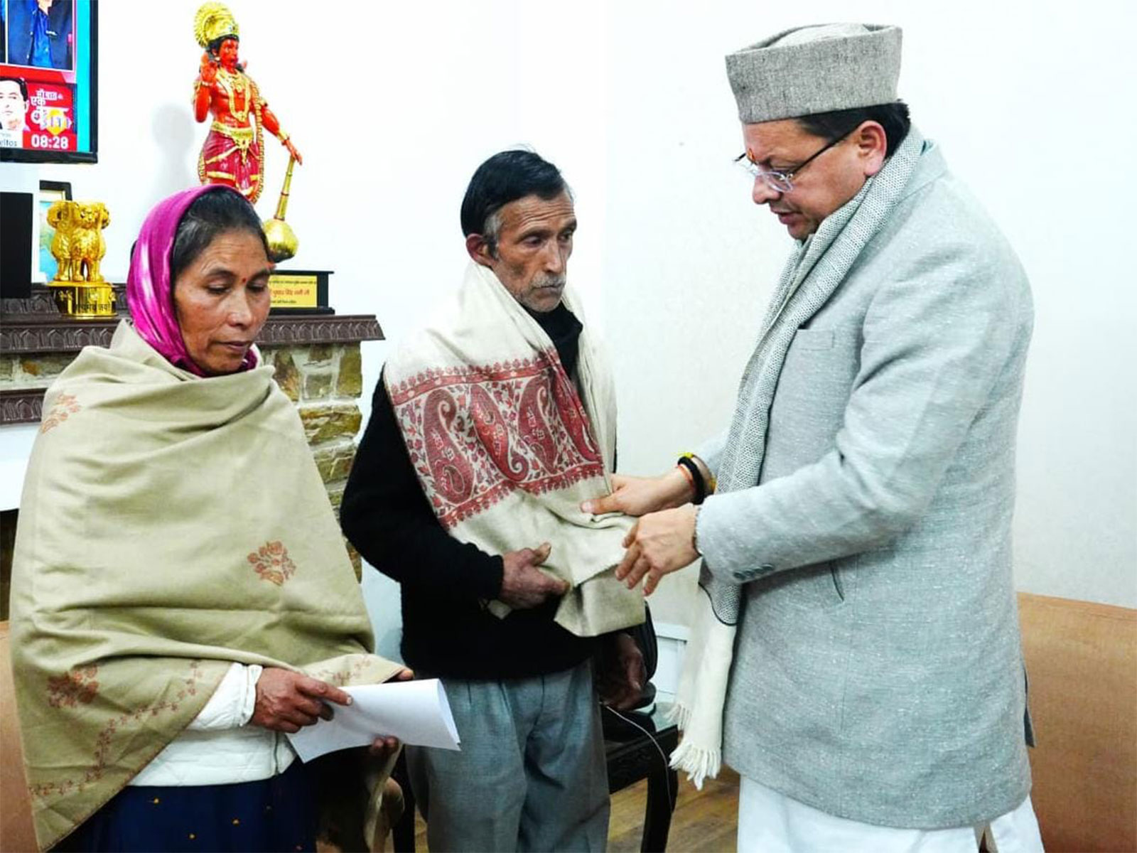 Uttarakhand CM Pushkar Dhami with parents of Ankita Bhandari (Photo/@pushkardhami)