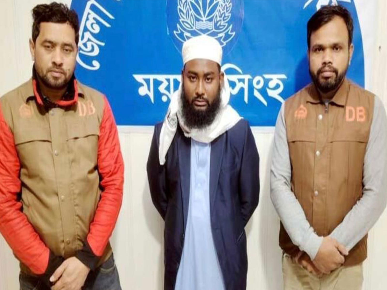 Arrested accused 25-year-old Md Yasin Arafat (Centre) (Photo/DB Bangladesh)