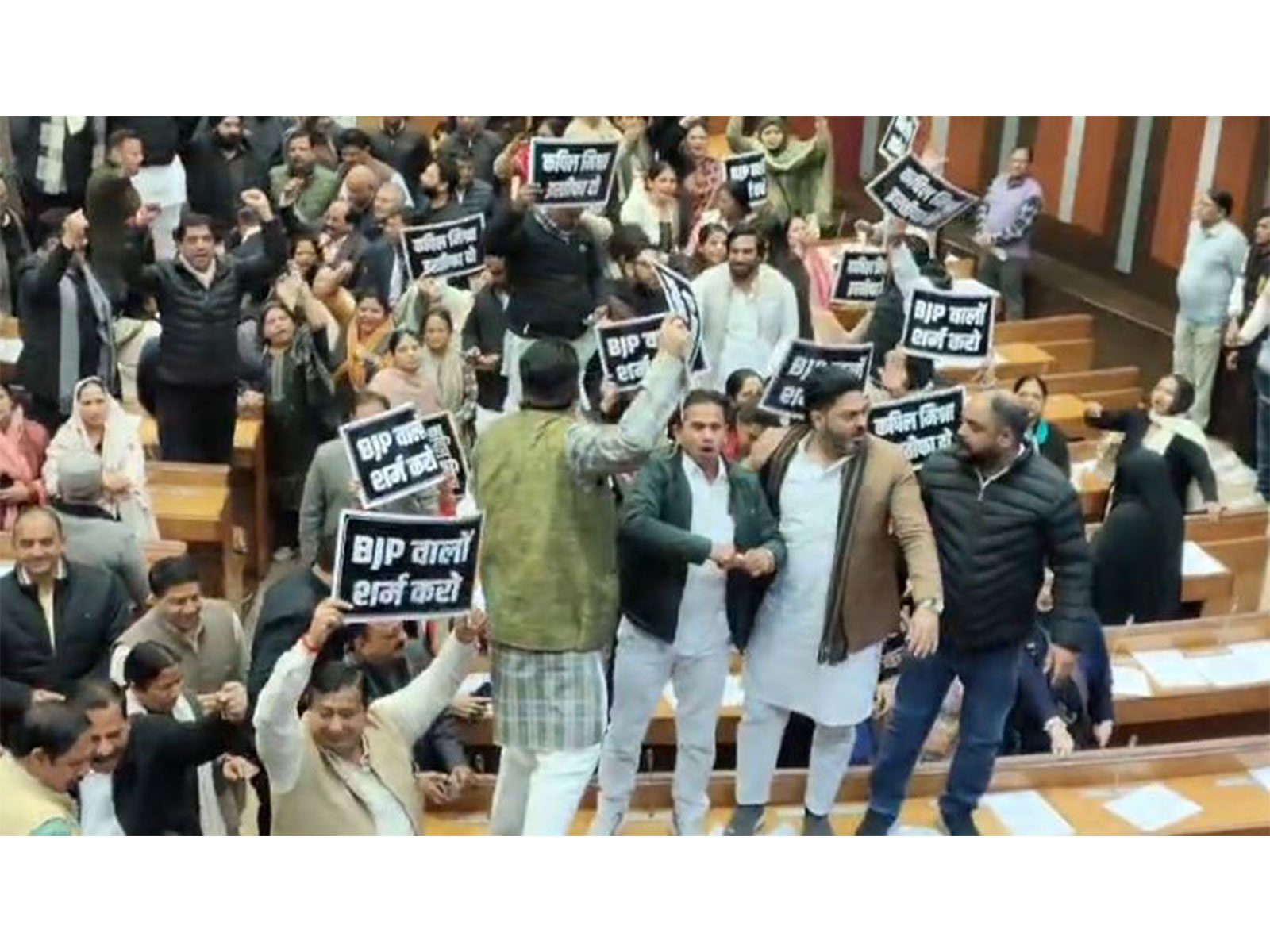 Ruckus in MCD House as BJP and AAP councillors hold protest against each other (Photo/ANI)