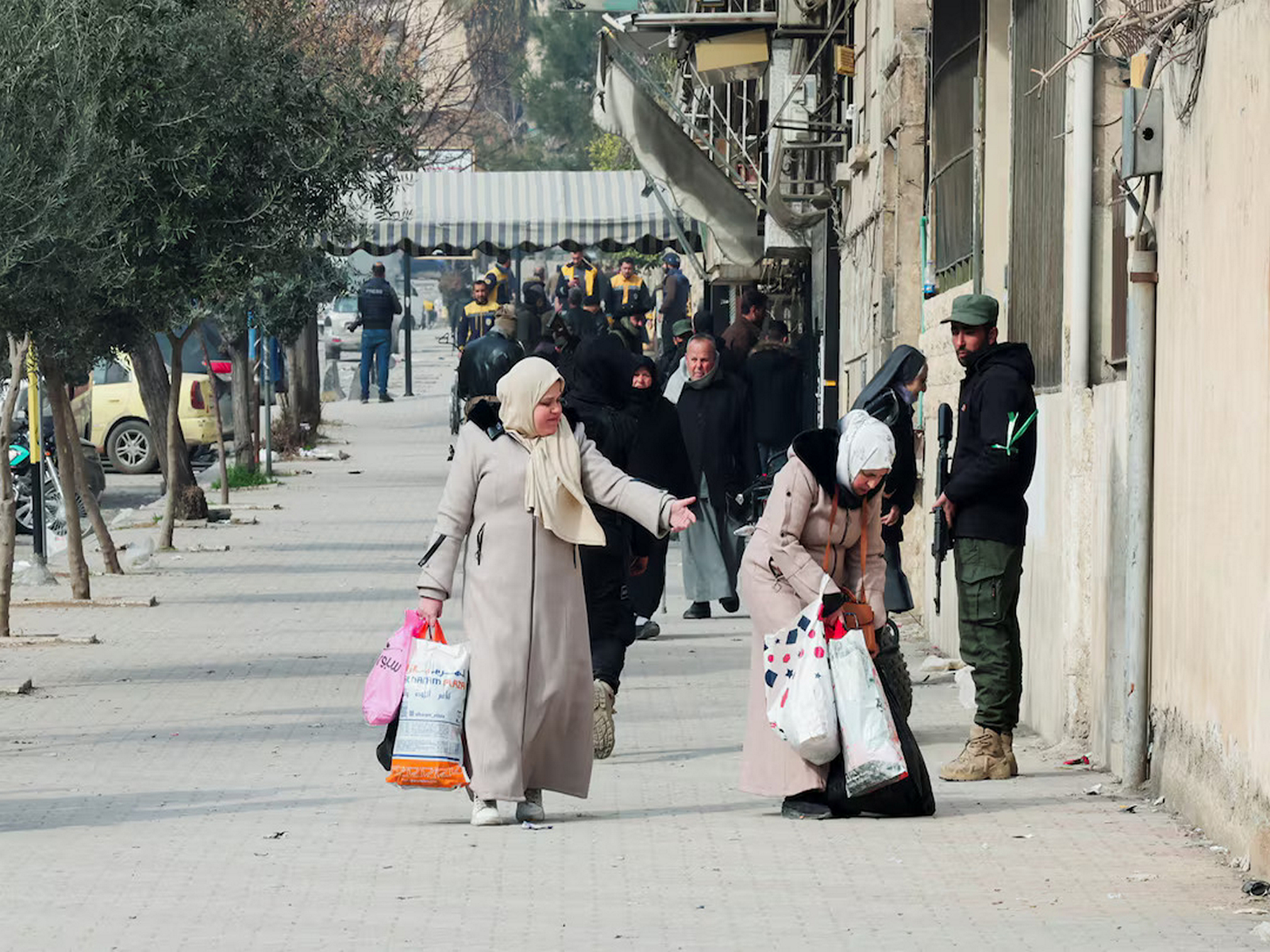 Civilians flee with their belongings after fresh clashes erupted between the Syrian army and the Syrian Democratic Forces in Aleppo, Syria (Photo/Reuters)