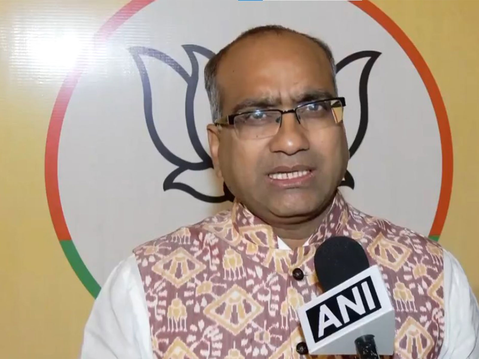 
    Sujeet Kumar accuses Mamata Banerjee of interfering in ED raid
    