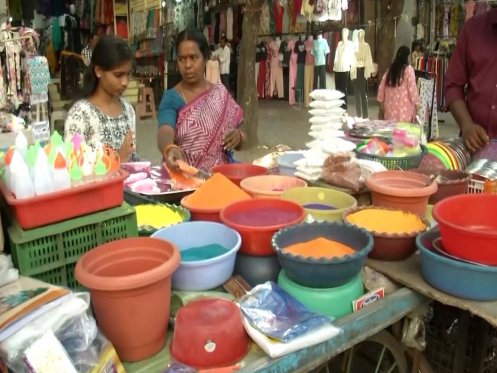 Busy Hyderabad markets ahead of Sankranti (Photo/ANI)
