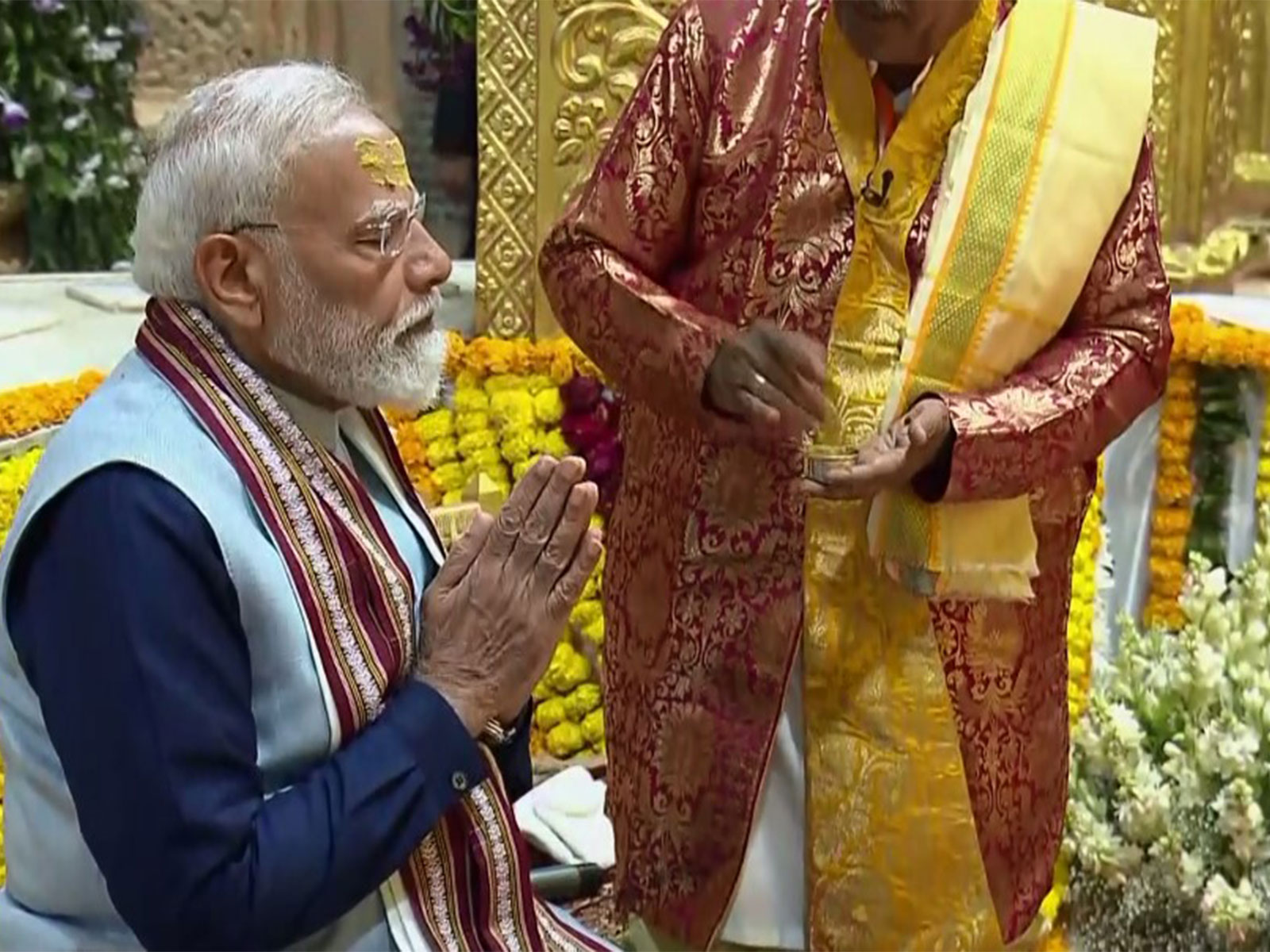 PM Modi offer prayers at Somnath temple (Photo: ANI)