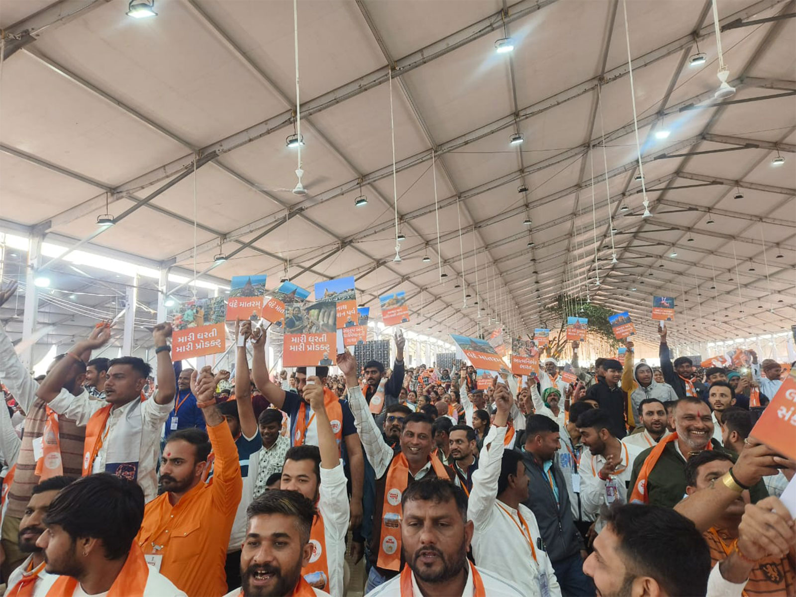 People creatively showcased placards highlighting the saga of Somnath (Photo/Gujarat CMO)