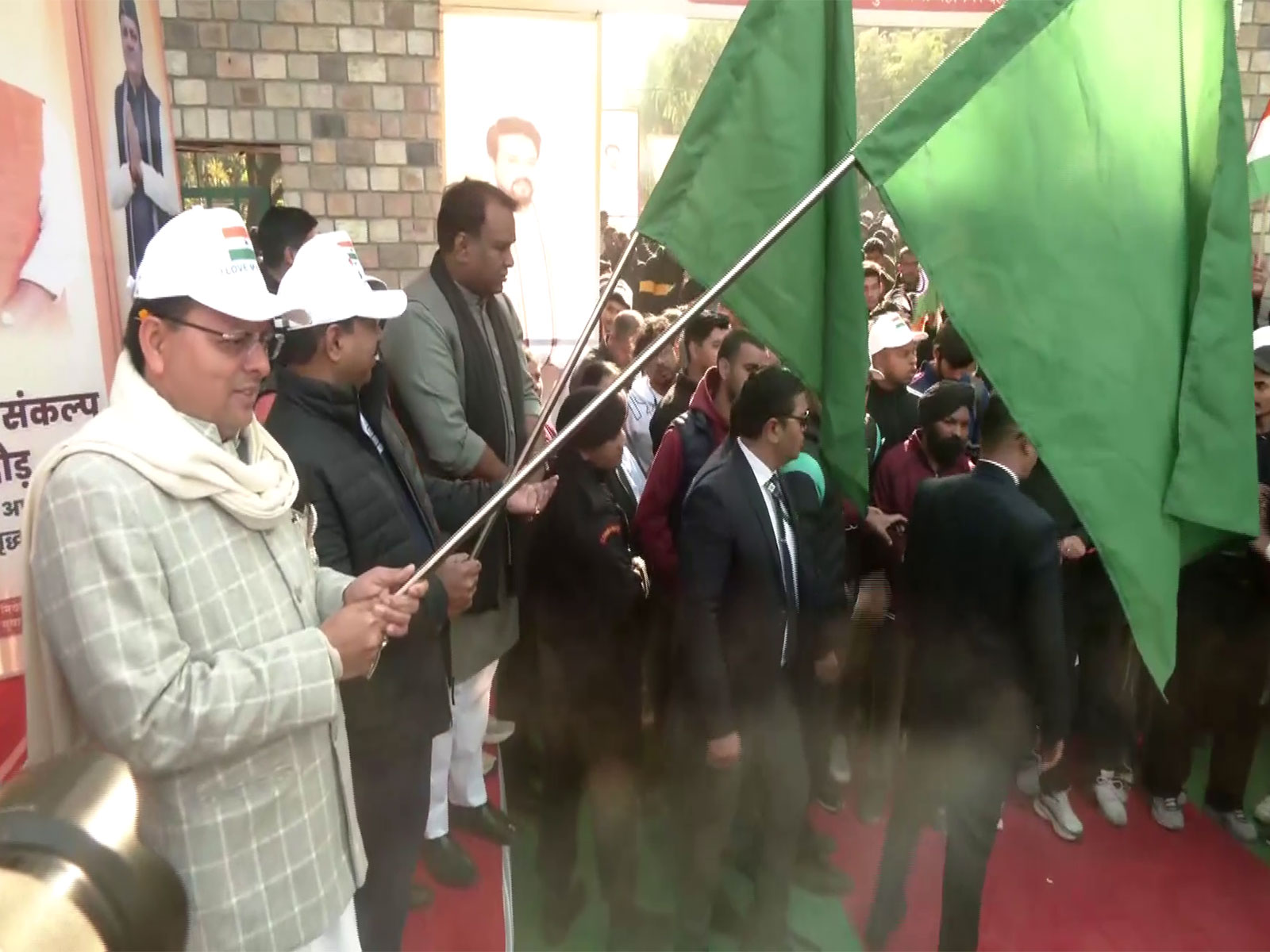 CM Dhami  flags off the 'Swadeshi Sankalp Run' from Gandhi Park, Dehradun (Photo/ANI)