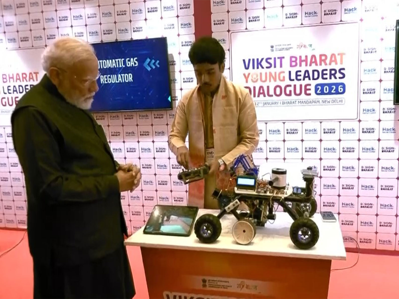 PM Modi visited exhibition at Viksit Bharat Young Leaders Dialogue 2.0 (Photo/DD)