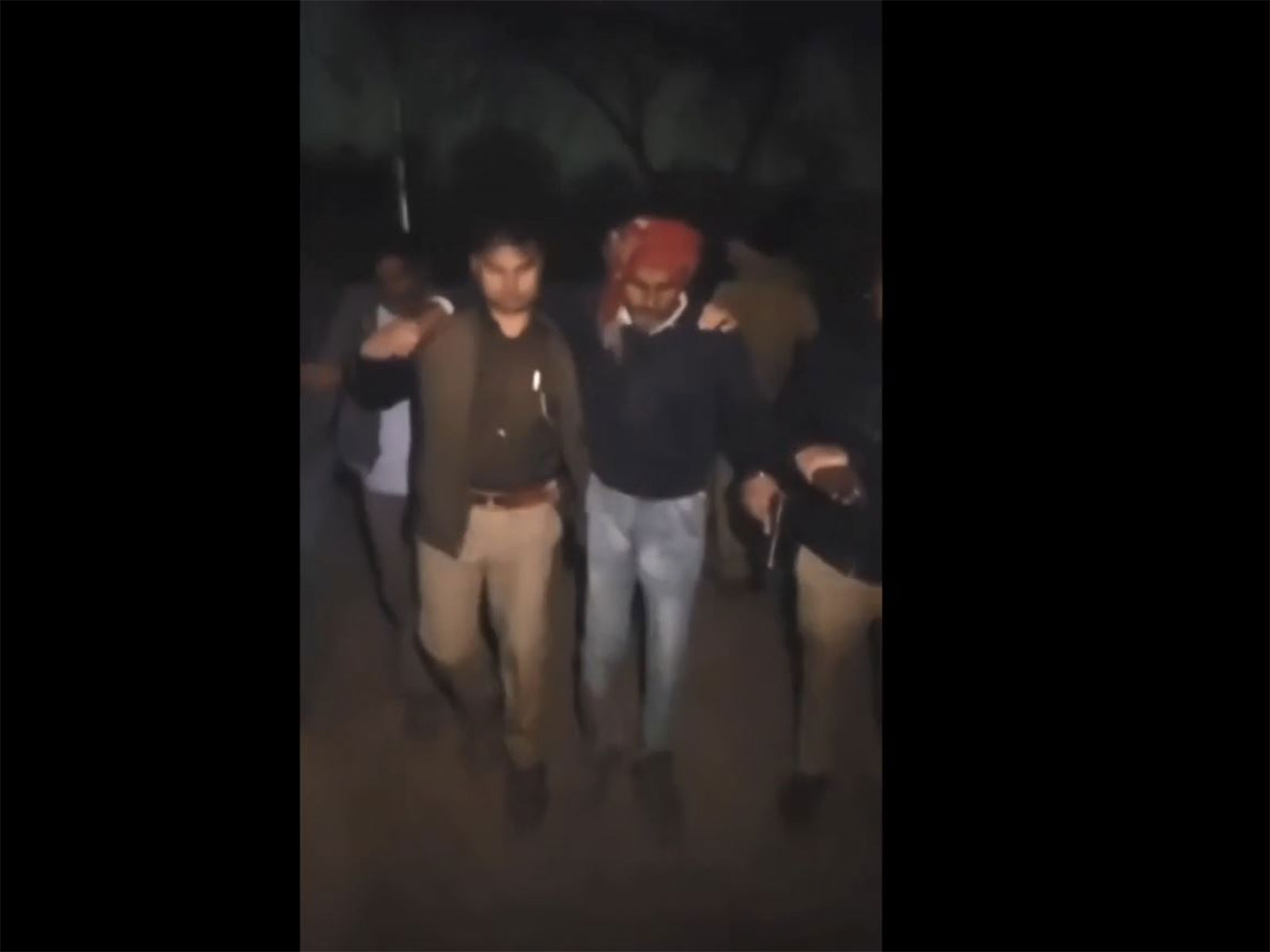 Police carrying the injured accused after the encounter (Photo: Mathura Police)
