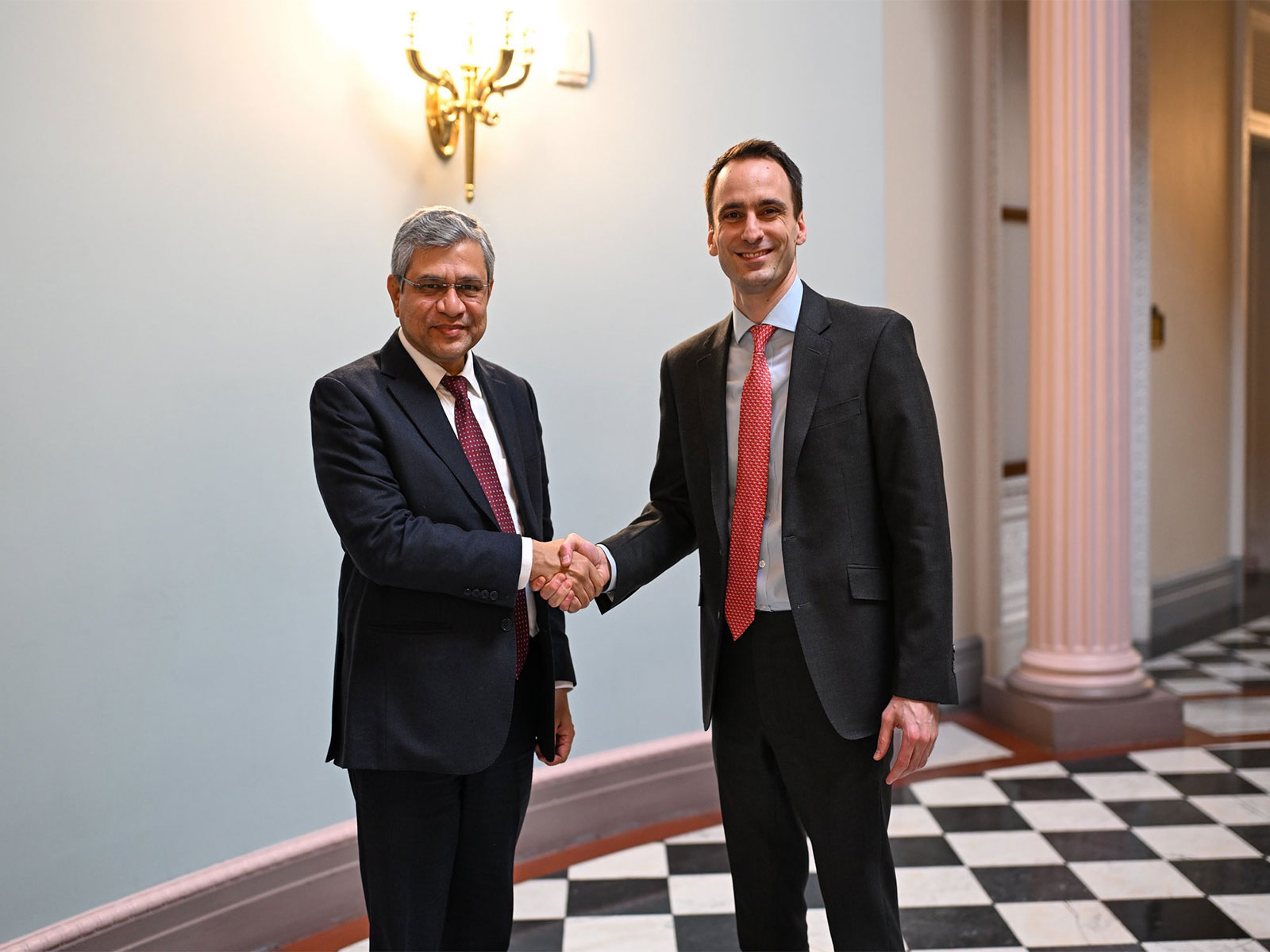 Assistant to the US President, Michael Kratsios with Minister for Railways, Information and Broadcasting, Electronics and Information Technology, Ashwini Vaishnaw (Photo: X@mkratsios47)