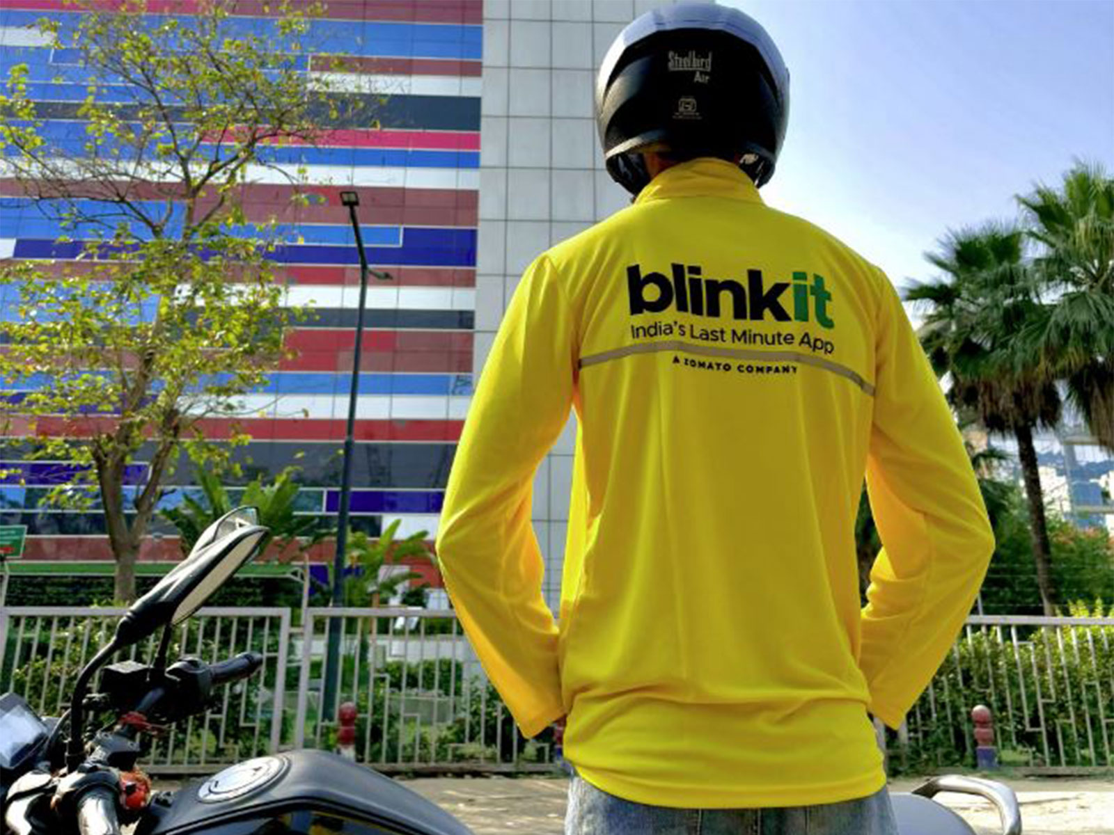 A Blinkit delivery partner (Photo/@letsblinkit)