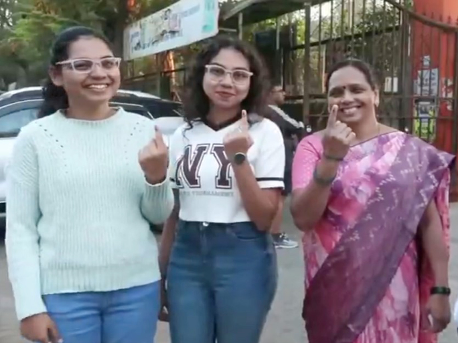 Families  cast vote in BMC polls (Photo/ANI)