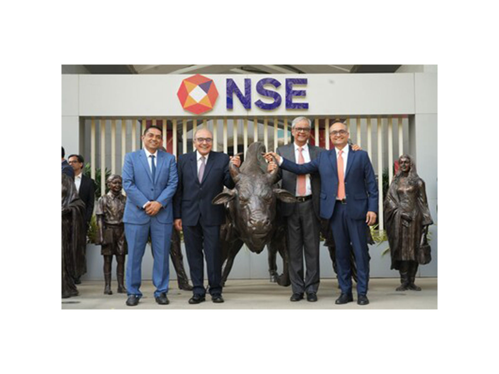 Ashok Vaswani, MD & CEO, Kotak Mahindra Bank, with Paritosh Kashyap, Jaideep Hansraj and Anup Kumar Saha, at NSE BKC, posing with the iconic Bull symbolising growth