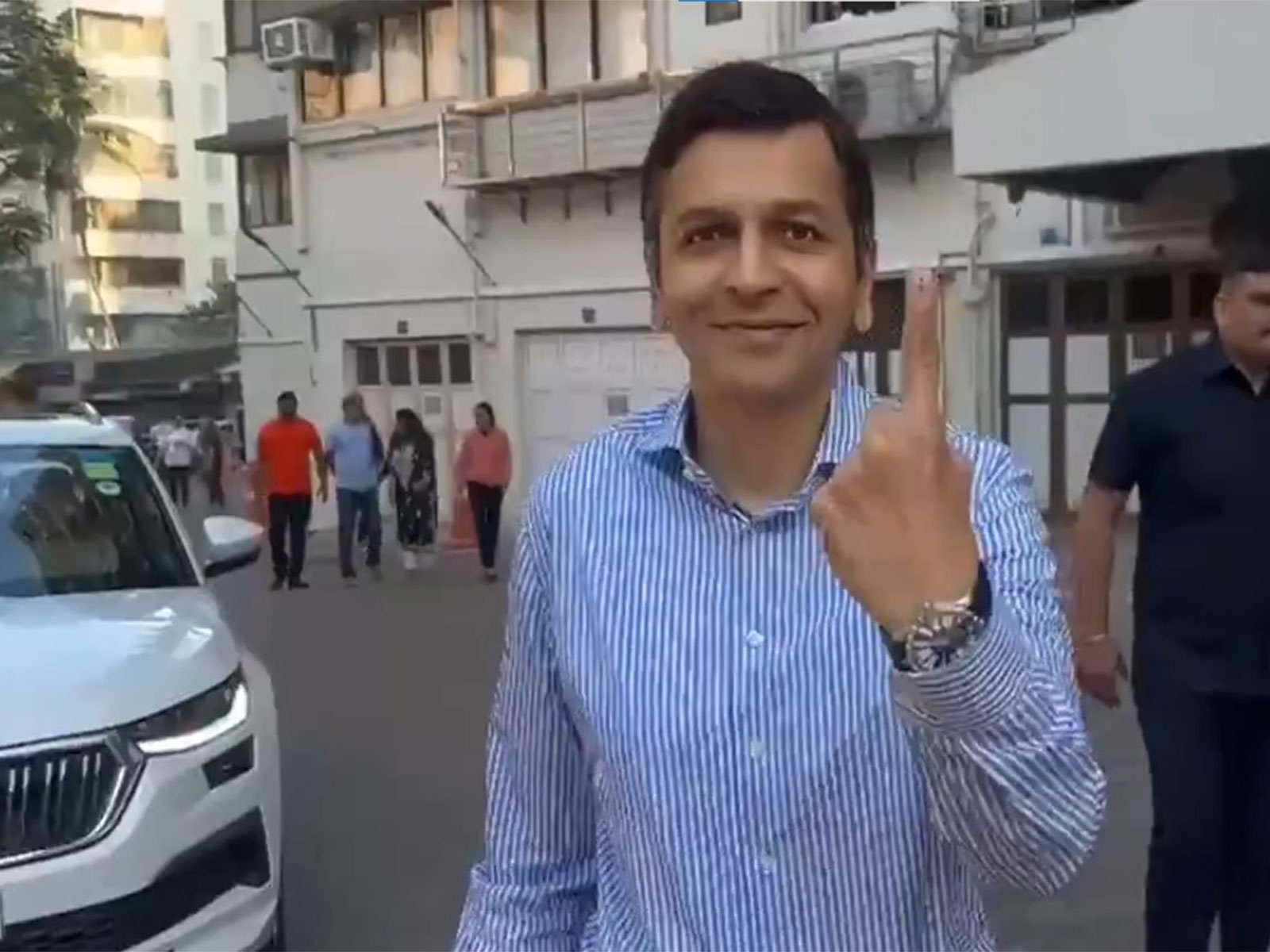 Abhishek Lodha casts vote in BMC polls (Photo/ANI)