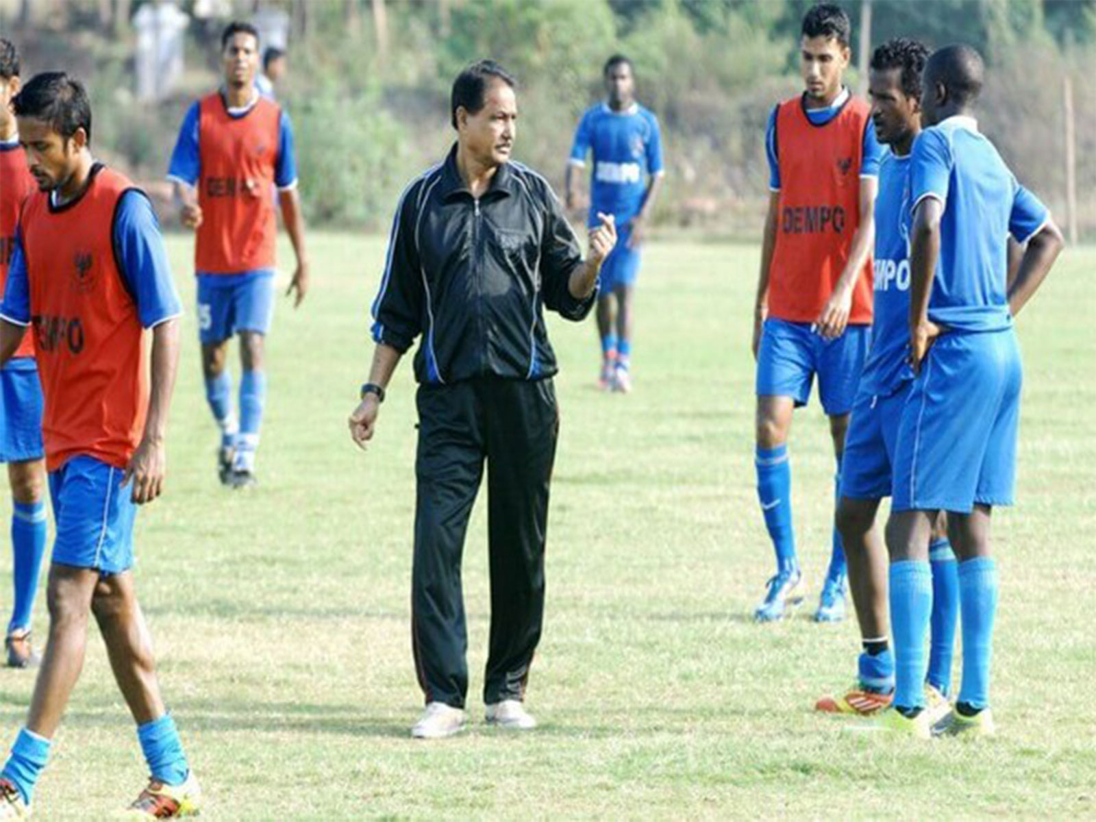Armando Colaco amid players (Photo/AIFF media)