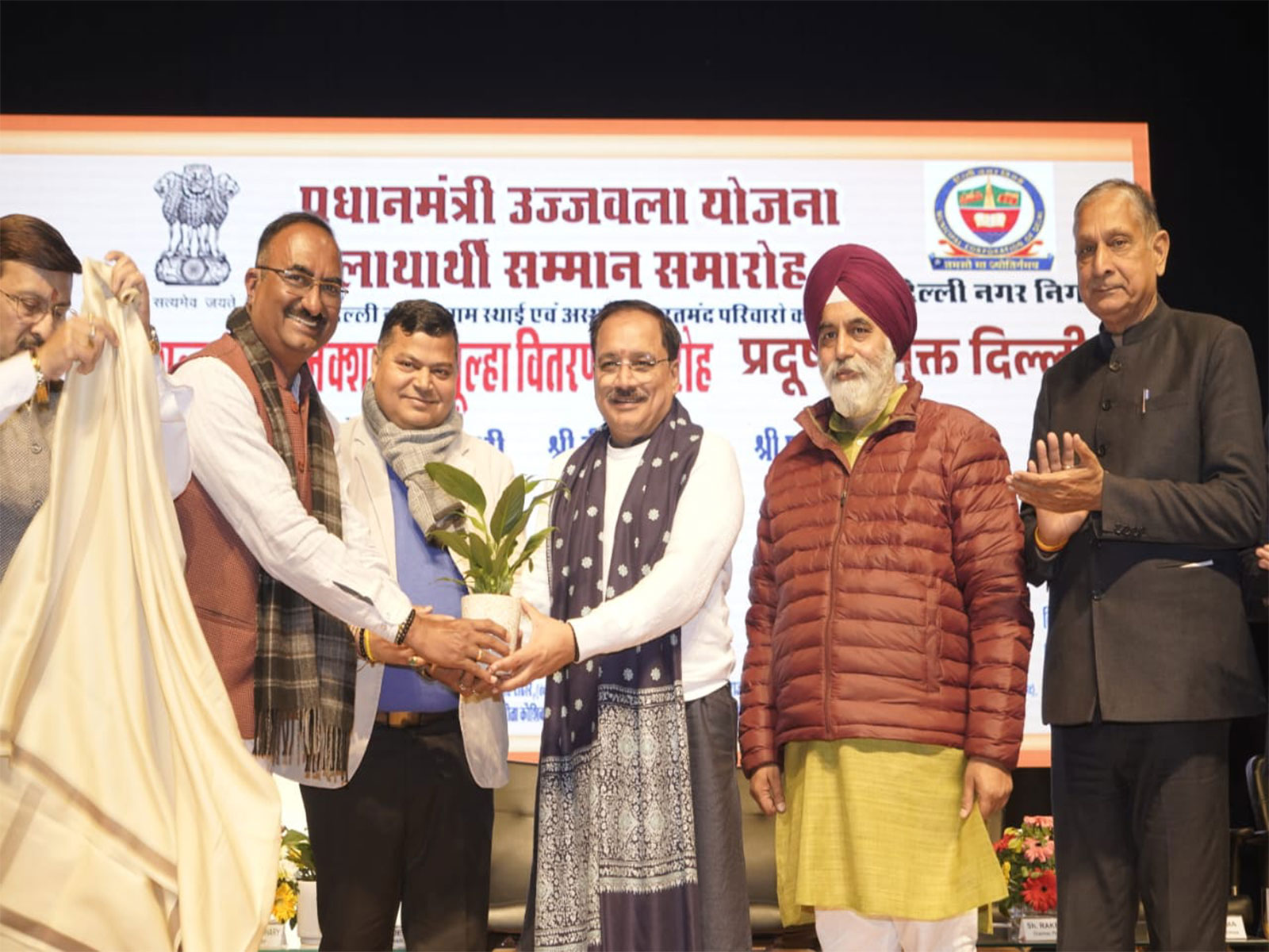 A special distribution programme under the Pradhan Mantri Ujjwala Yojana was organised by the Delhi Municipal Corporation (MCD) on Friday (Photo/@Virend_Sachdeva)