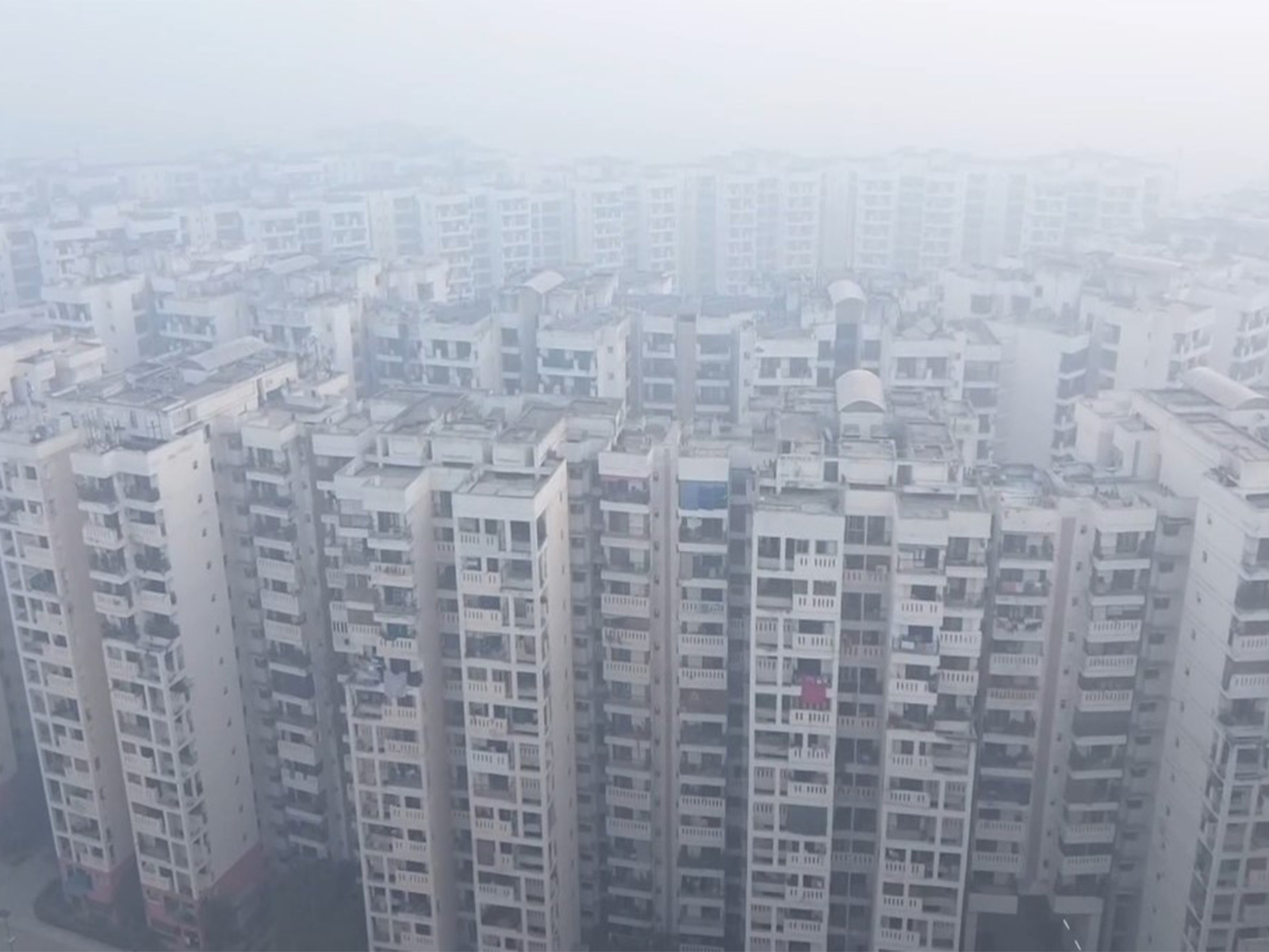 Dense fog envelop parts of NCR amid 'very poor air quality (Photo/ANI)