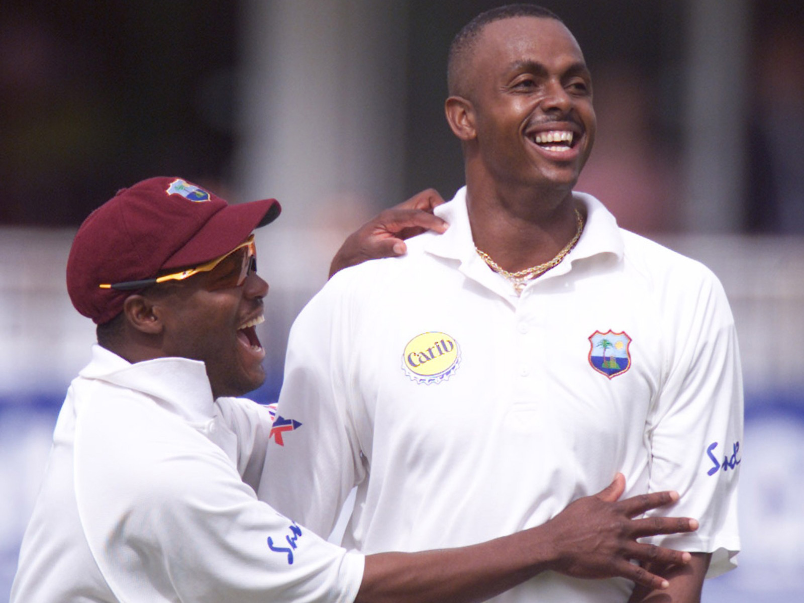 Courtney Walsh (R). (Reuters) 