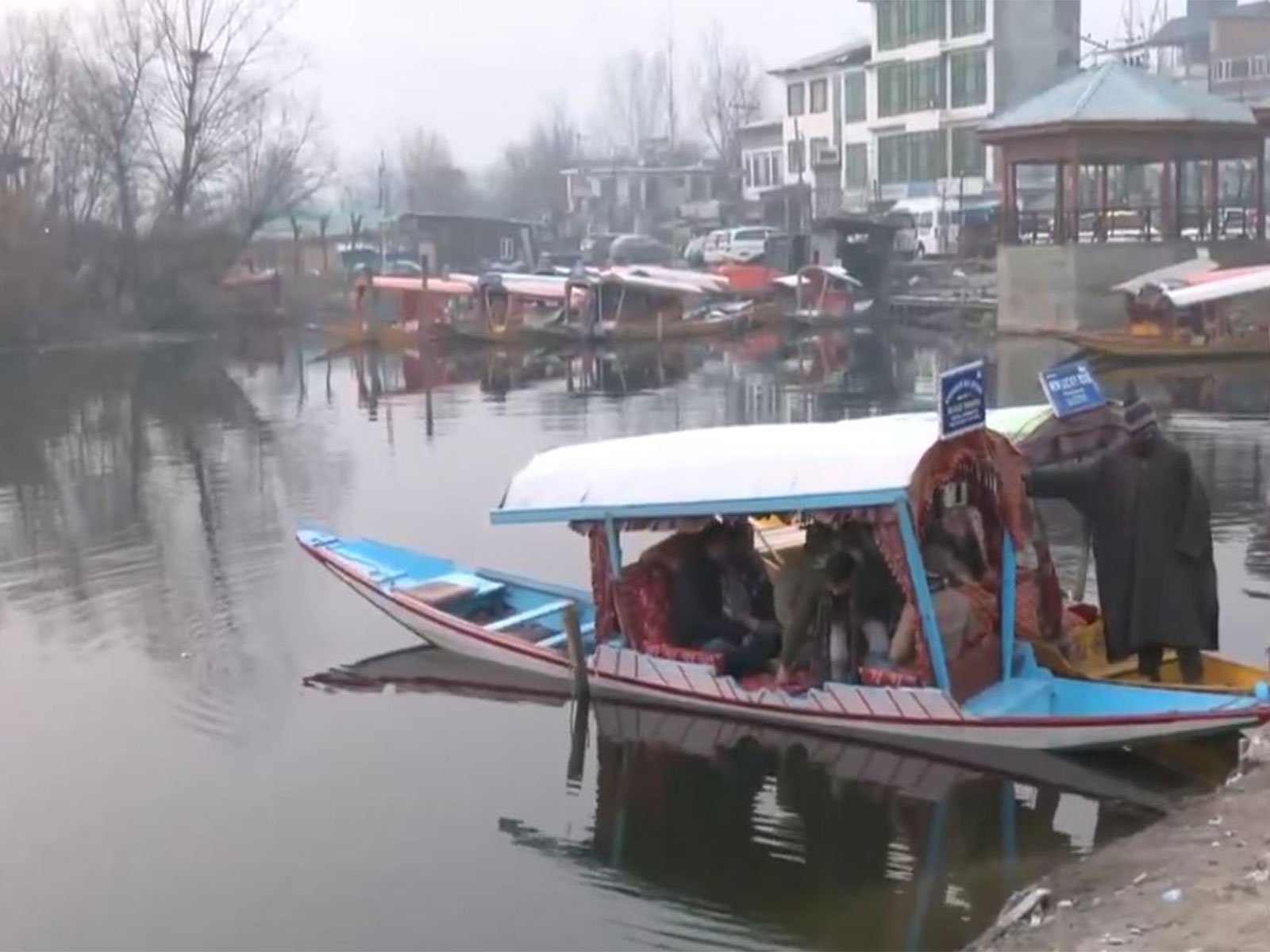 J&K: Tourists taking boat ride at Dal Lake amid cold wave (Photo/ANI)