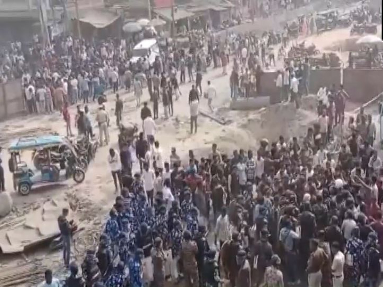 Locals from Beldanga Block Road hold a protest against the case of migrant labourers lynched in Bihar. (Photo/ANI)