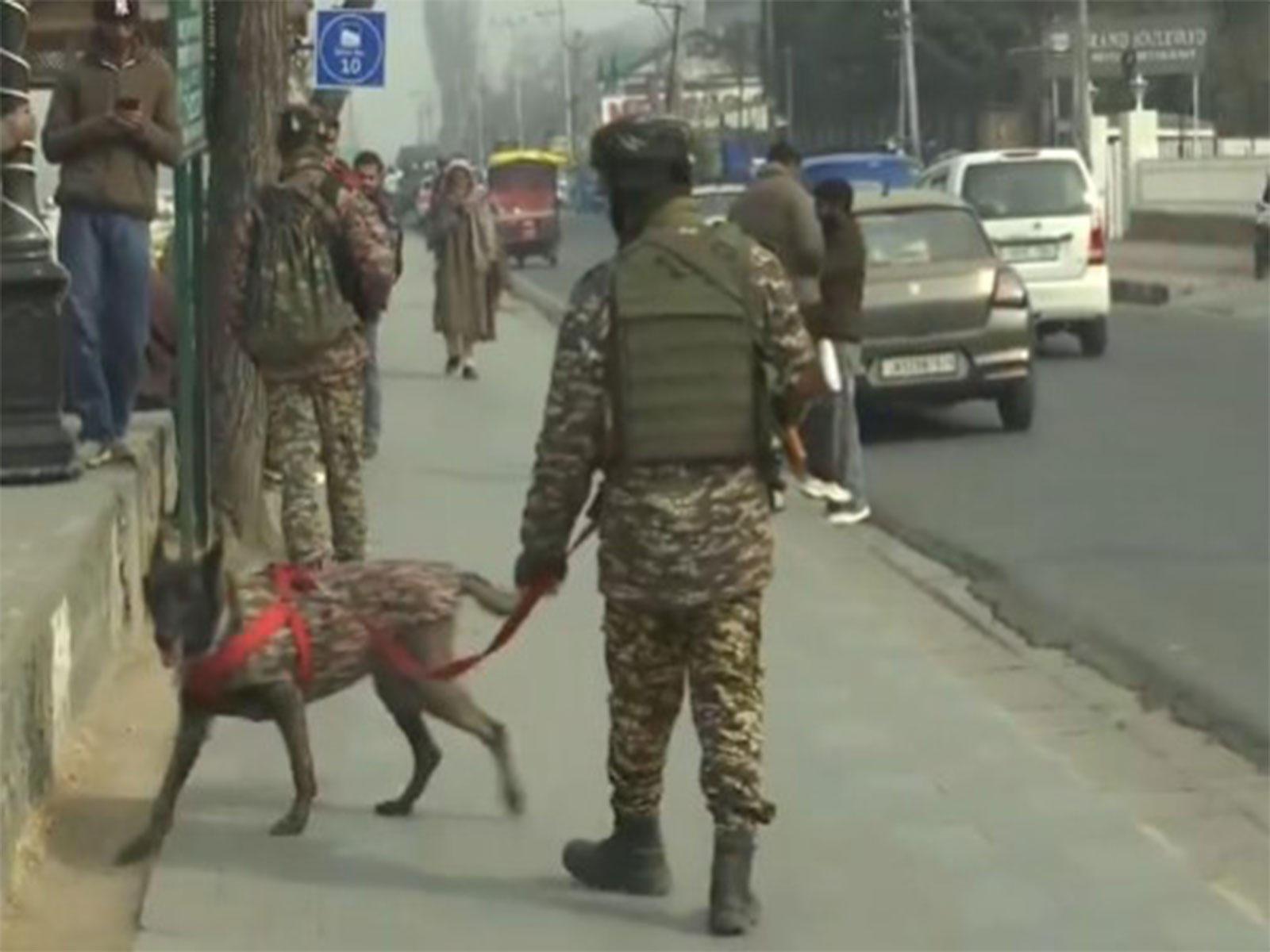 Checkpoint by the Dal Lake in Srinagar (Photo/ANI)