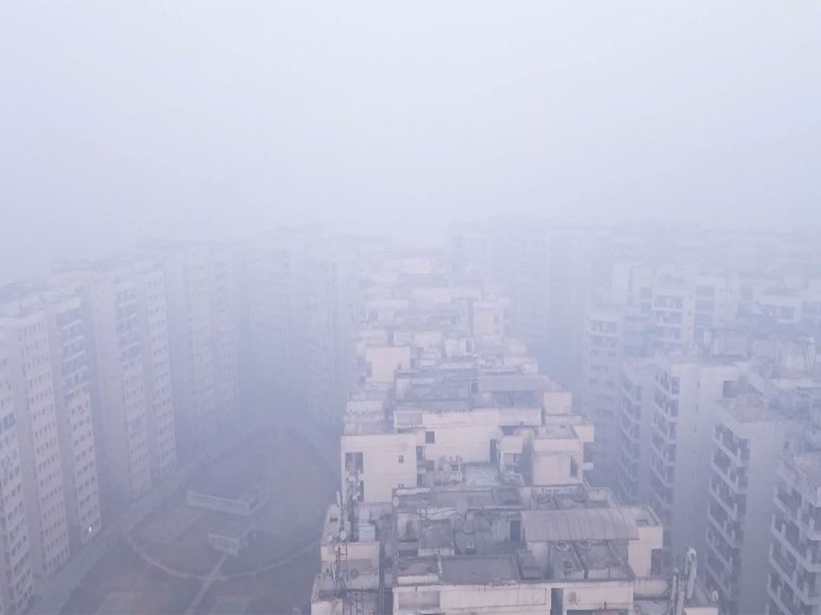 दिल्ली में फिर घुटन: ठंड और कोहरे के चलते AQI 'गंभीर' श्रेणी में 439 पर पहुँचा।