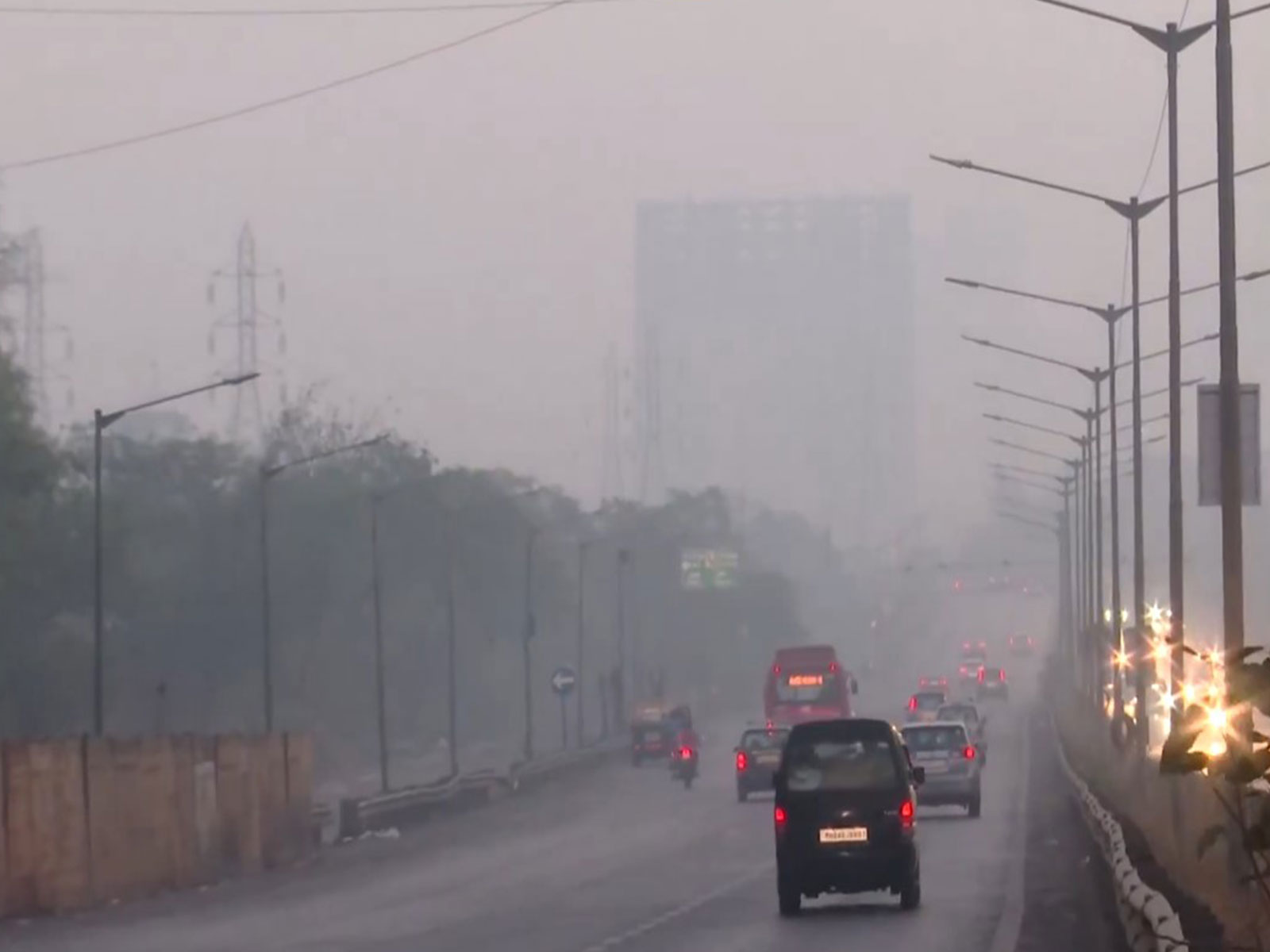 Dense fog witnessed at the Eastern freeway in Mumbai (Photo/ANI)