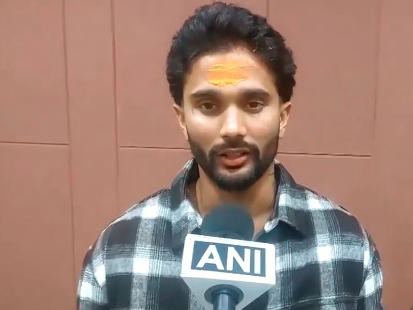 
    Reddy offers prayer at Shree Mahakaleshwar Temple
    