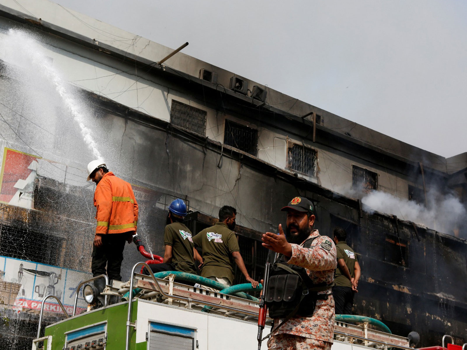 Rescue operations at at Gul Plaza in Karachi (Photo/Reuters)