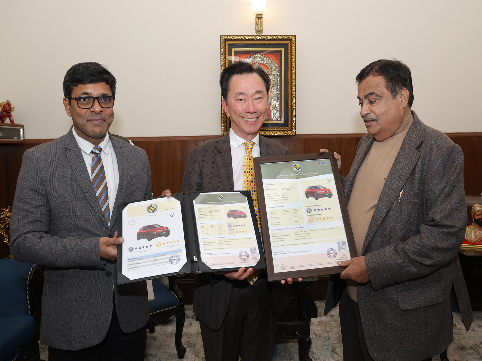 Mr. Pham Sanh Chau (center) received the 5-STAR Bharat NCAP safety certification for the VF 6 from Shri. Nitin Gadkari, Hon. Minister of Road Transport and Highways, Govt. of India