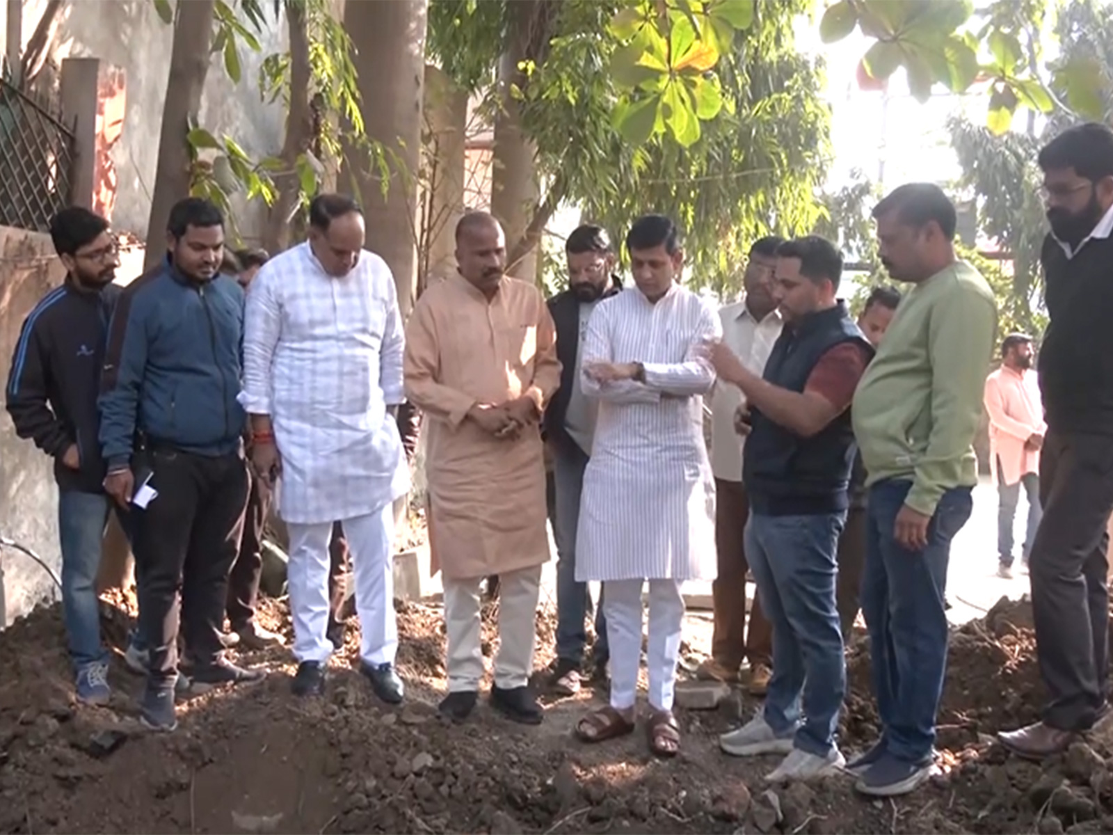 Indore Mayor Pushyamitra Bhargav is inspecting the water supply restoration work (Photo/ANI)
