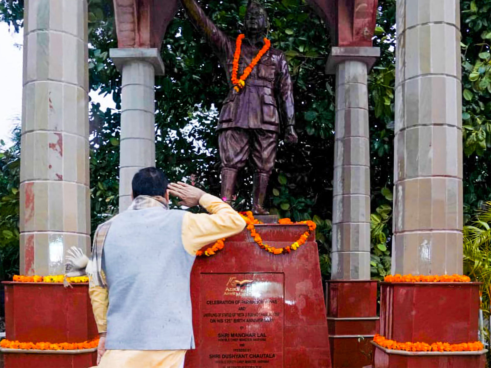 Haryana Chief Minister Nayab Singh Saini pay tribute to Netaji Subhas Chandra Bose (Photo/X@@NayabSainiBJP)