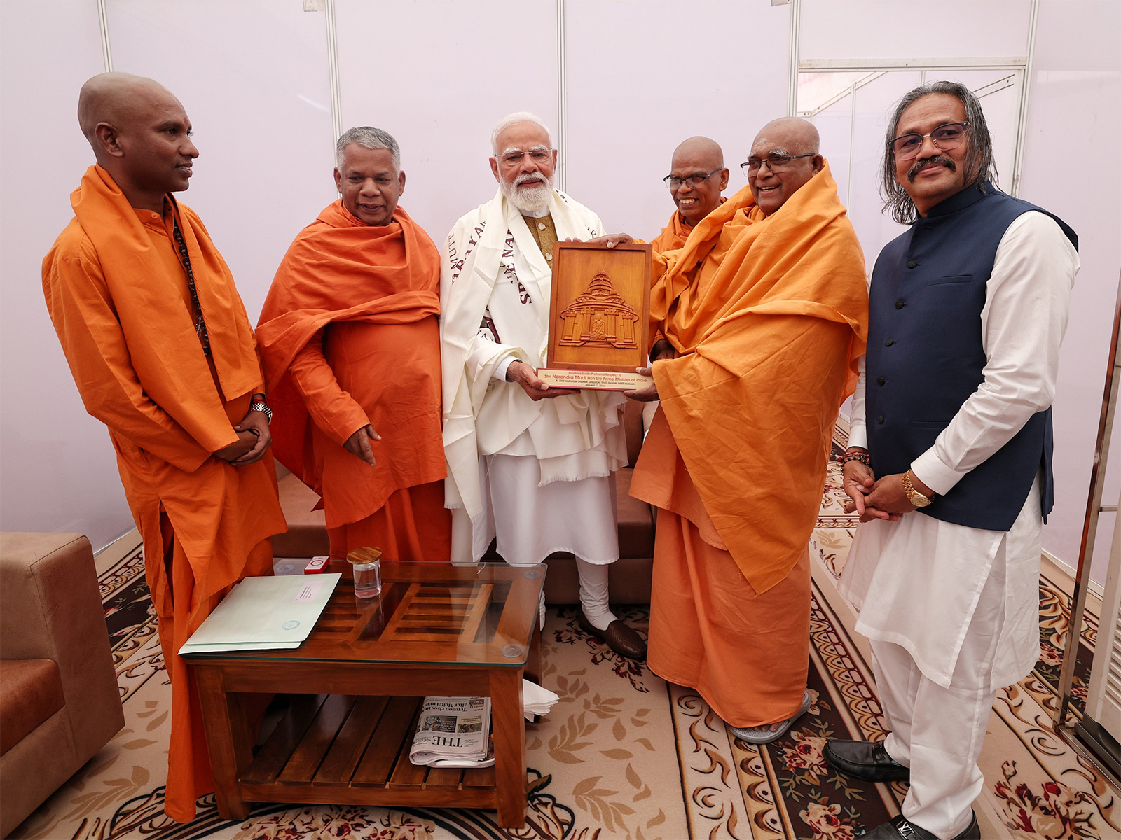 PM Modi meets Sivagiri Mutt swamis (Photo: @narendramodi/X)
