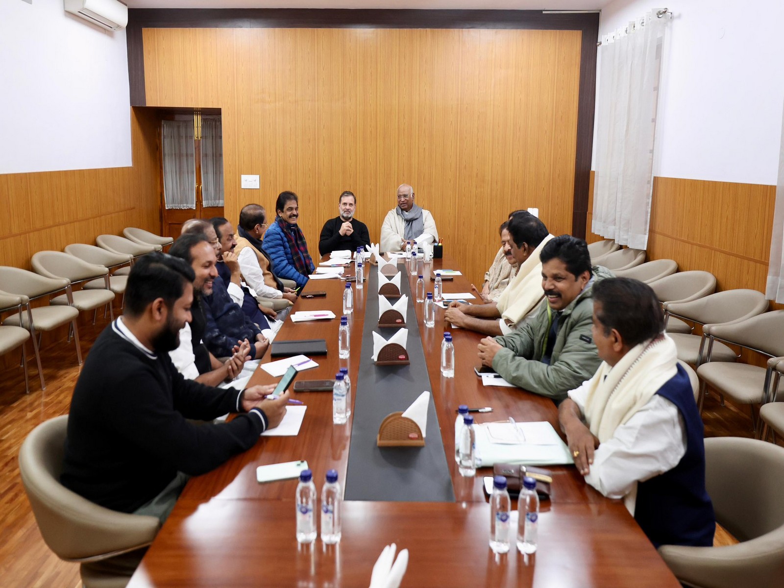 Congress chief Mallikarjun Kharge during meeting with Kerala Congress leaders (Photo: @kharge/X) 