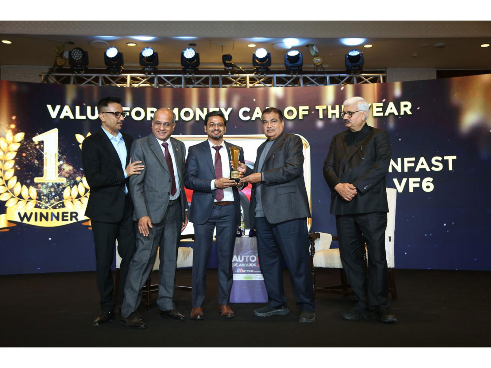 Mr. Arunodoy Das, Deputy CEO of VinFast India - Sales received the award from Mr. Nitin Gadkari, Hon. Union Minister of Road Transport and Highways, Govt. of India