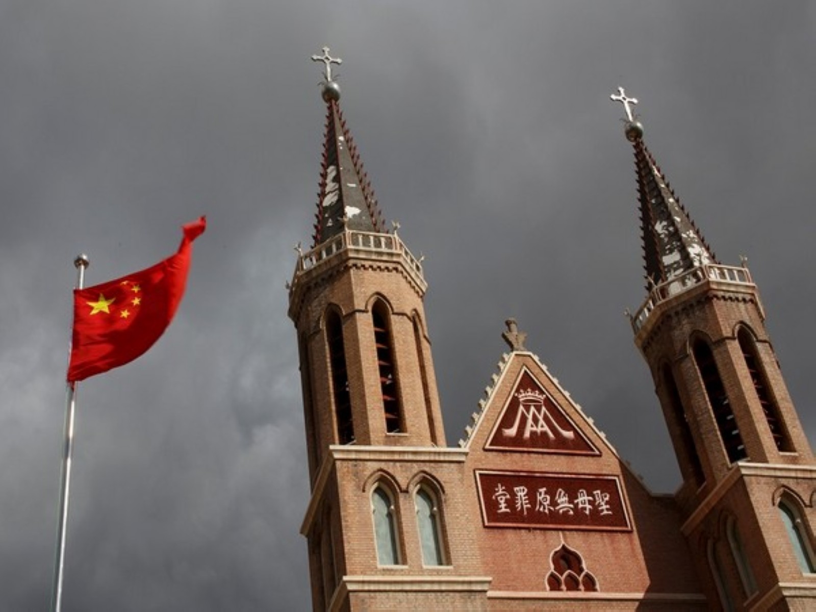 Chinese national flag flies in front of a Catholic underground church. (Photo/Reuters)