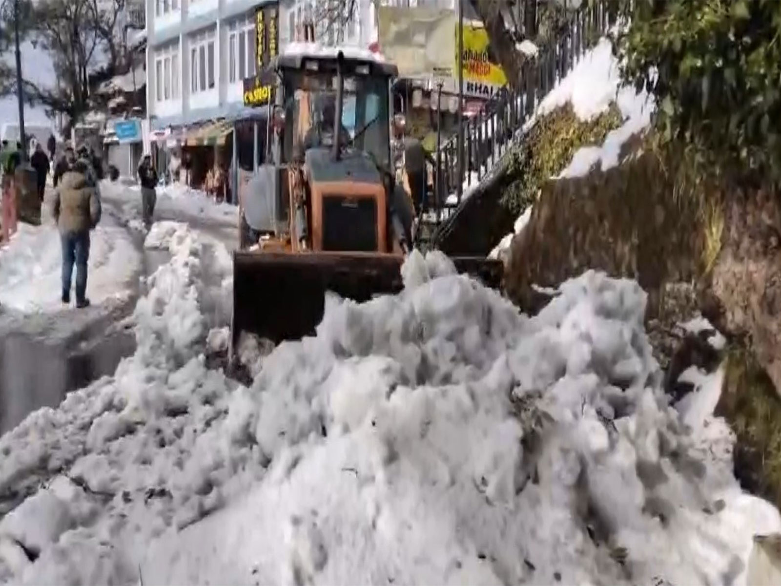 Snow clearance work in Shimla (Photo/ANI)