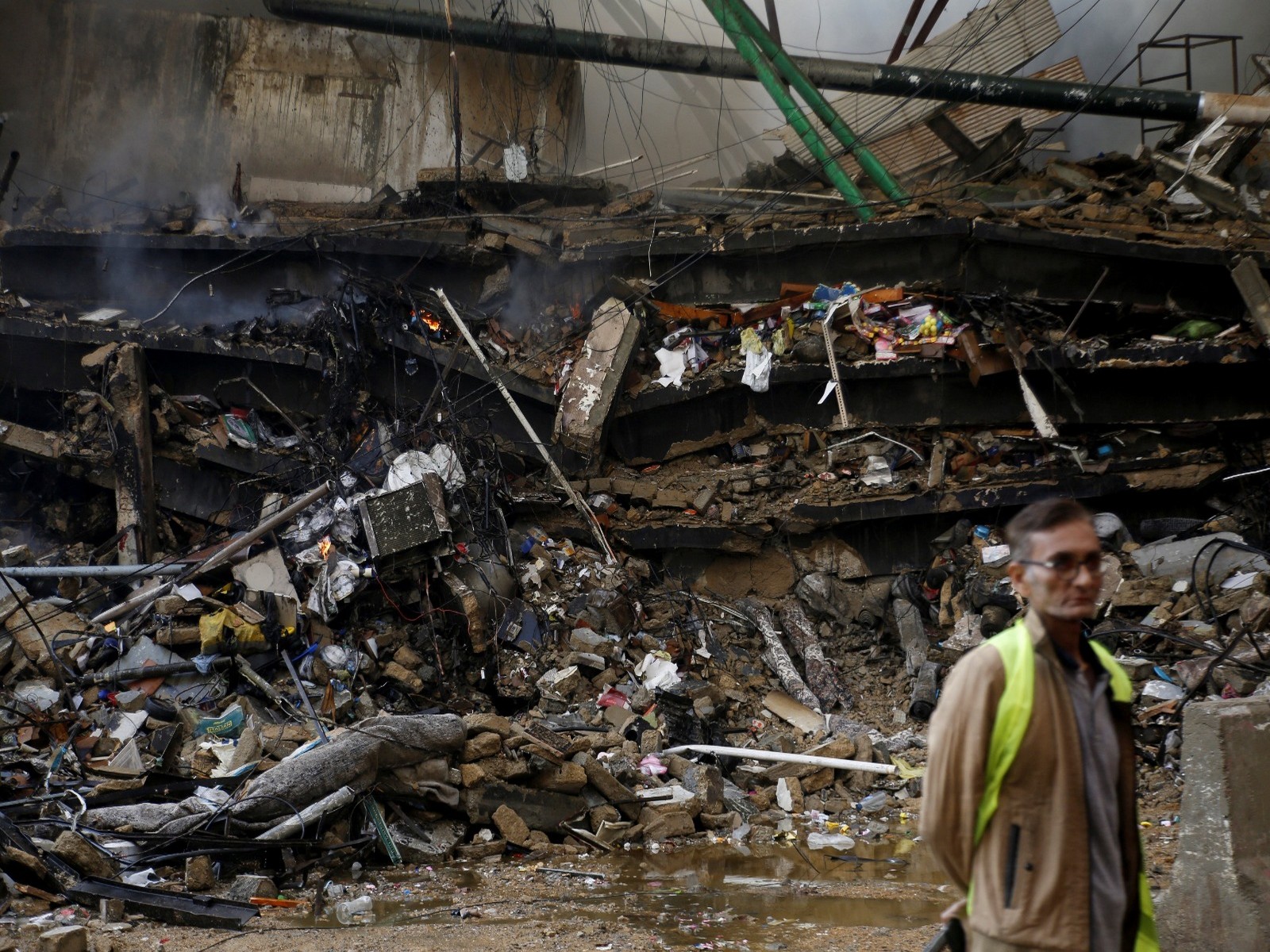Scene of the Gul Plaza Shopping Centre in Karachi that collapsed after a massive fire(Photo/Reuters)