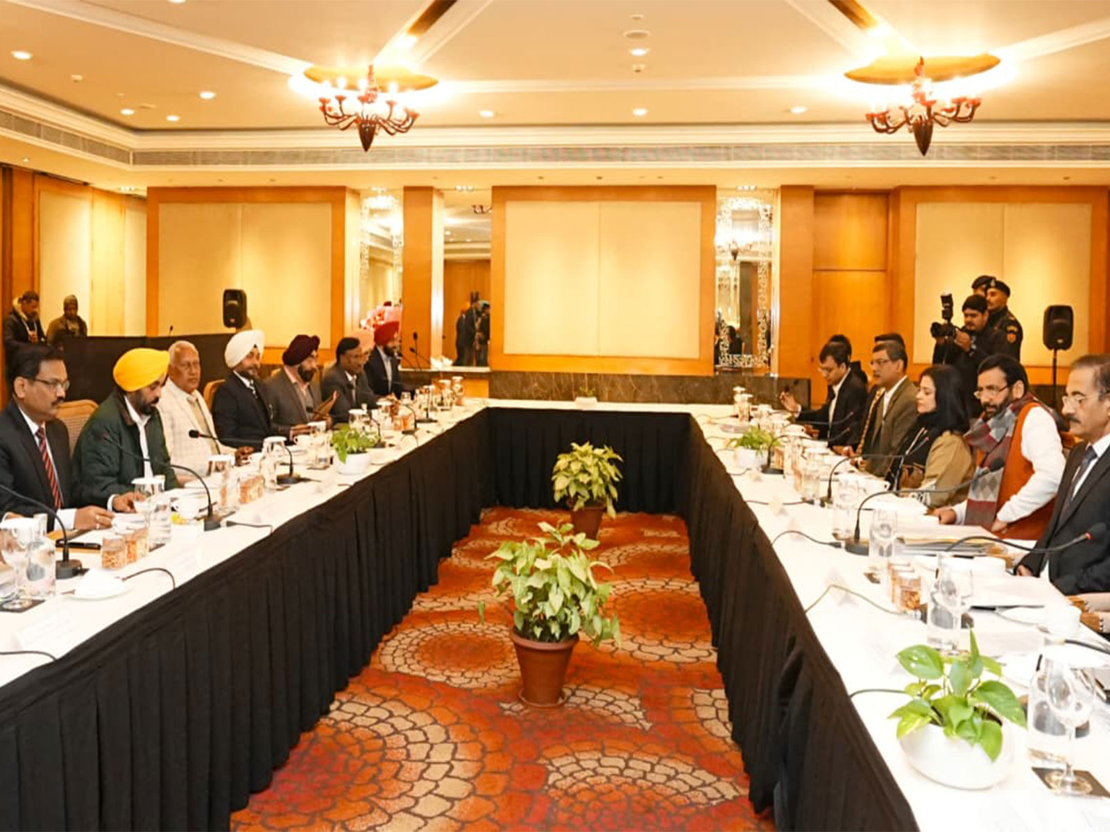 Punjab and Haryana hold joint meeting in Chandigarh (Photo/PunjabCMO) Punjab and Haryana hold joint meeting in Chandigarh (Photo/PunjabCMO)