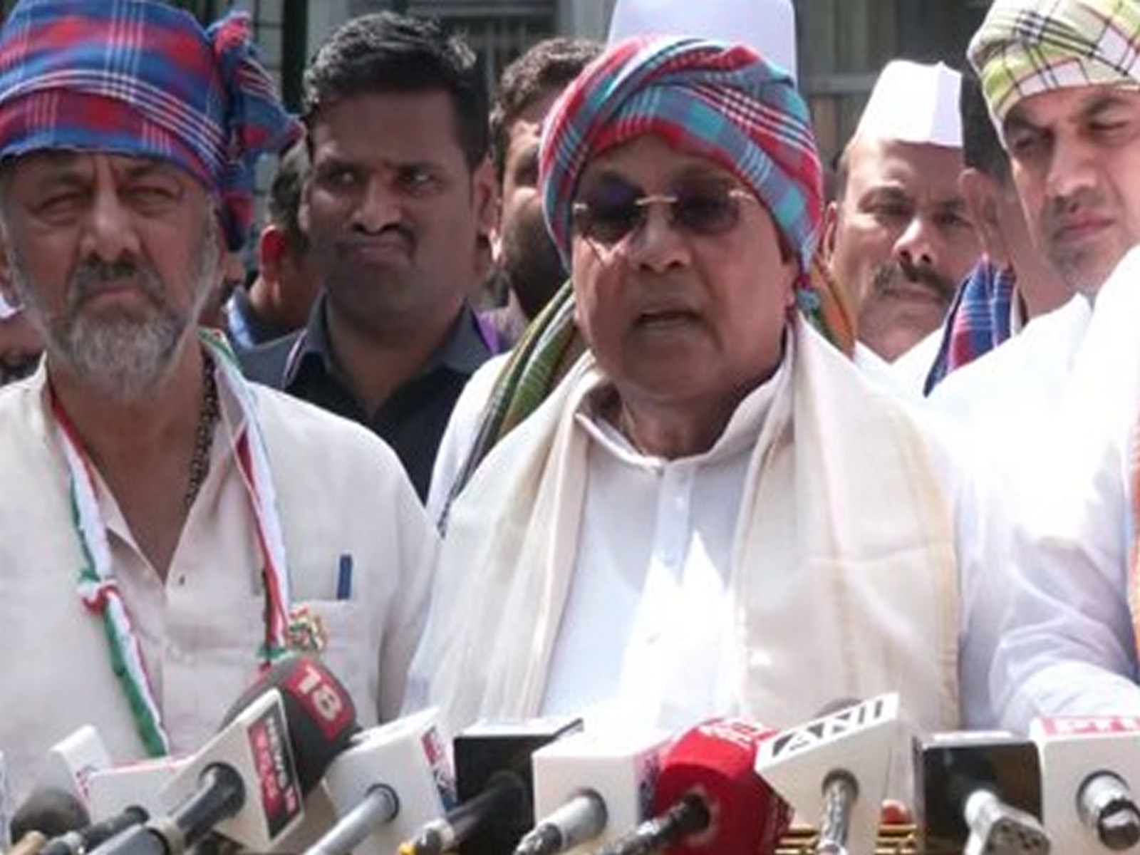 
    Siddaramaiah at 'Lok Bhavan chalo' protest
    