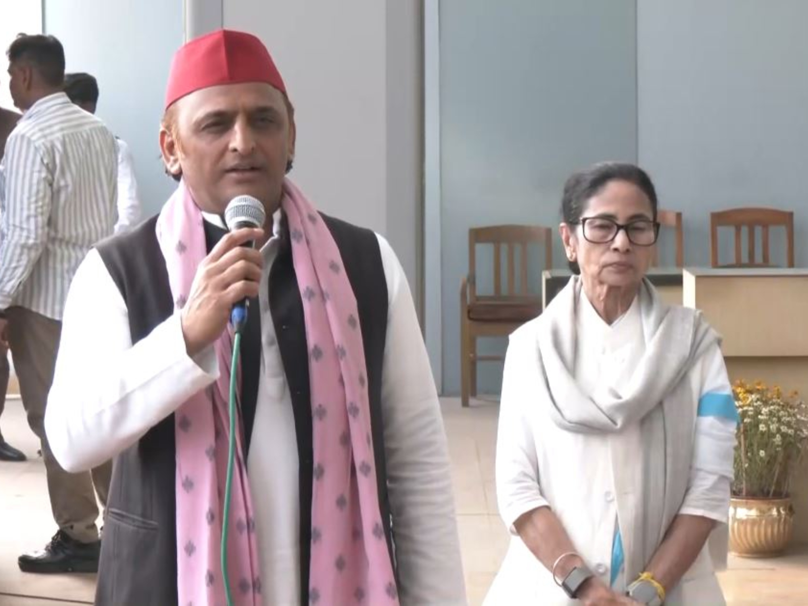 Samajwadi Party chief Akhilesh Yadav with West Bengal CM Mamata Banerjee. (Photo/ANI)