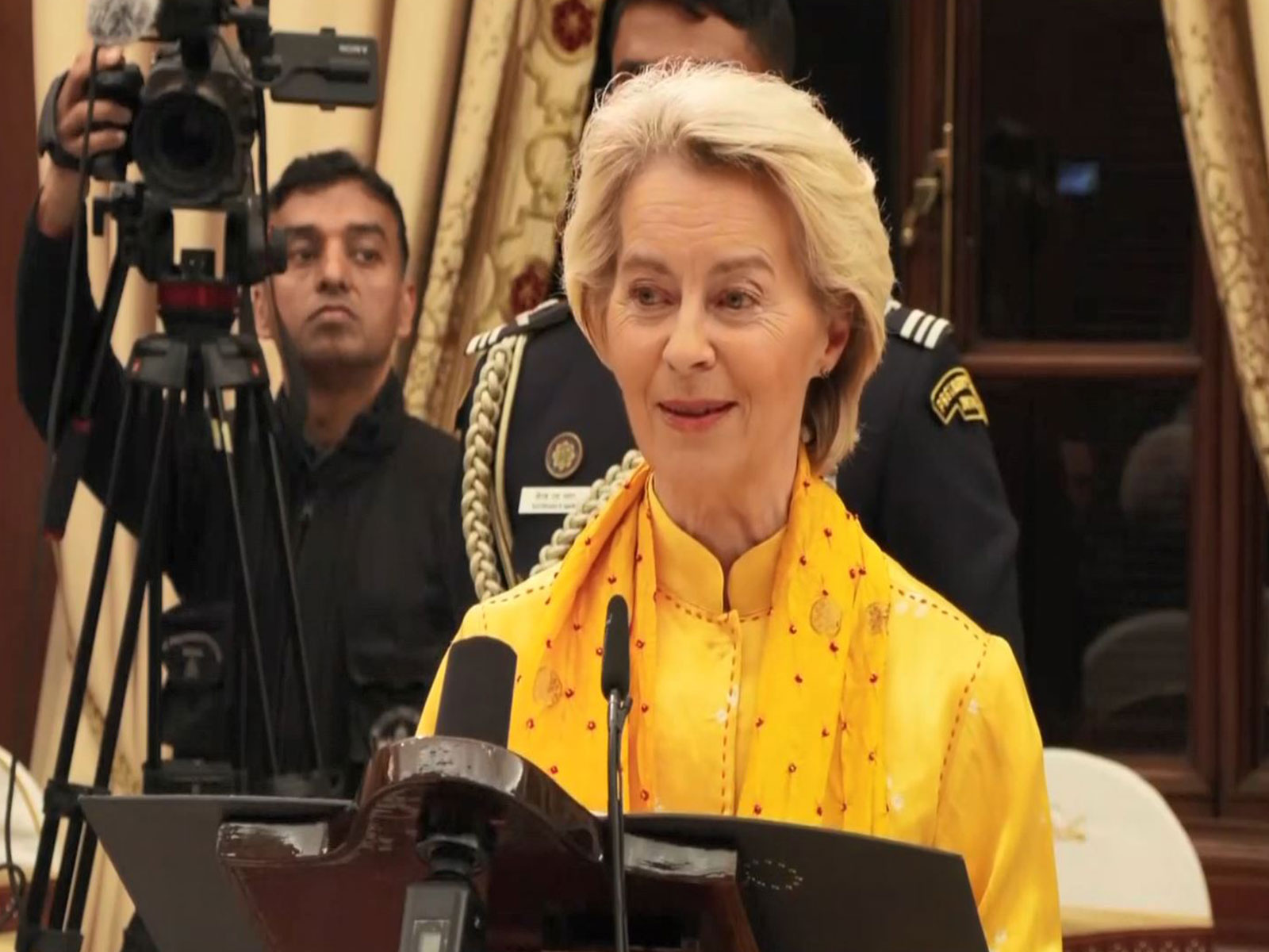 European Commission President Ursula von der Leyen addresses a banquet hosted in her honour at Rashtrapati Bhavan. (Photo/ANI)