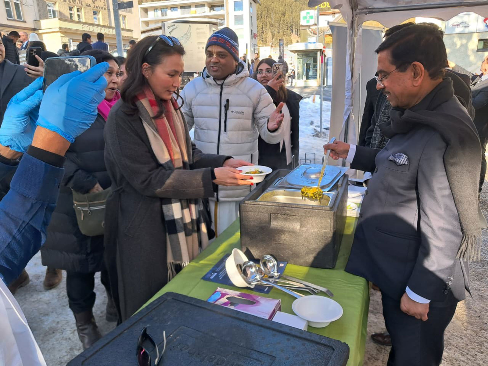 Sri Pralhad Joshi, Honourable Minister of New and Renewable Energy, Government of India, serving food at the Akshaya Patra stall in Davos.