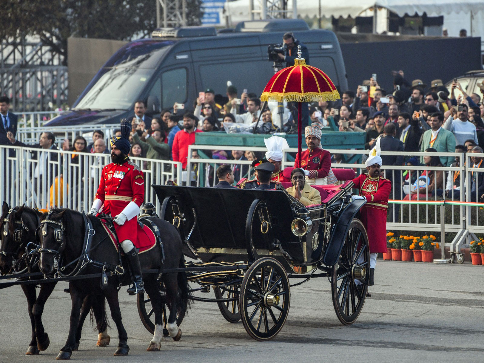 President Droupadi Murmu, in a traditional carriage, arrives at Vijay Chowk (Photo/ANI)